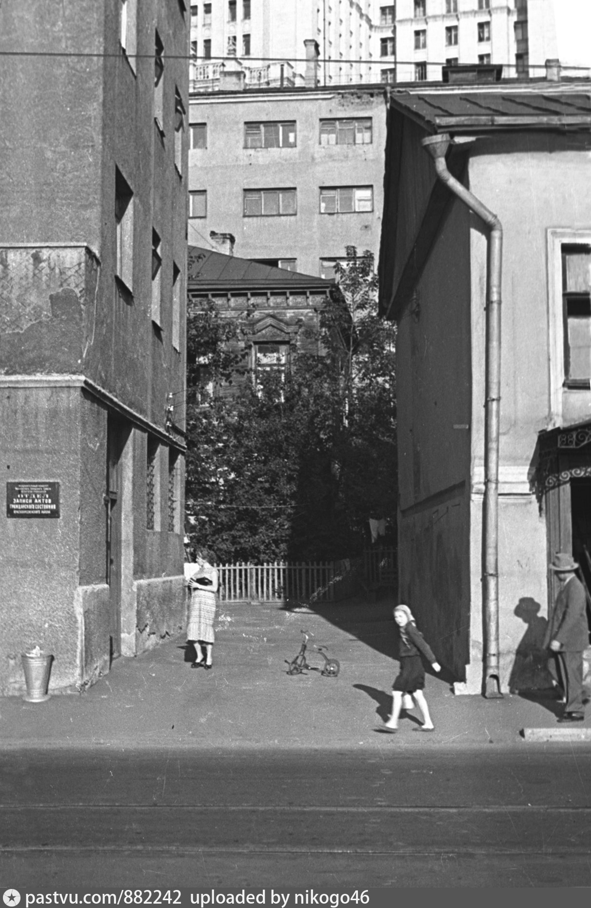 Конюшковская улица, дом 30 строение 2 (слева) и дом 30 строение 3 (справа)