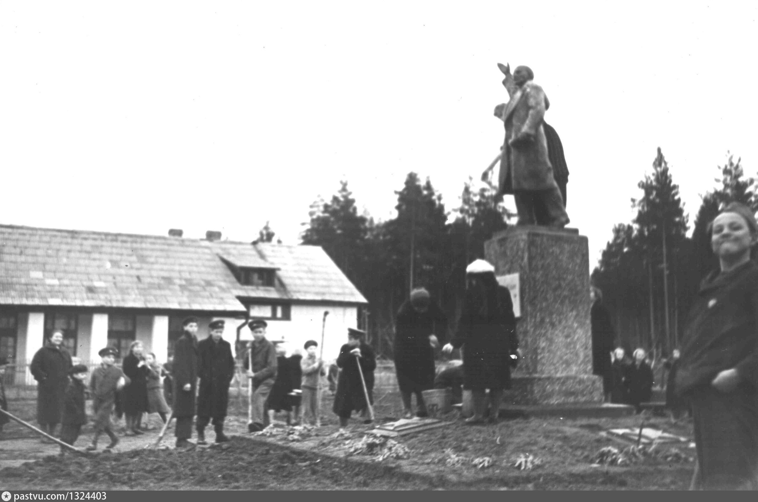 История п. Памятник Ленину открыт в 1949. Ленинградская область Тихвинский район красава поселок. Бокситогорск в 1949. Разрушенный ныне памятник Ленину в Пушкине 2004.