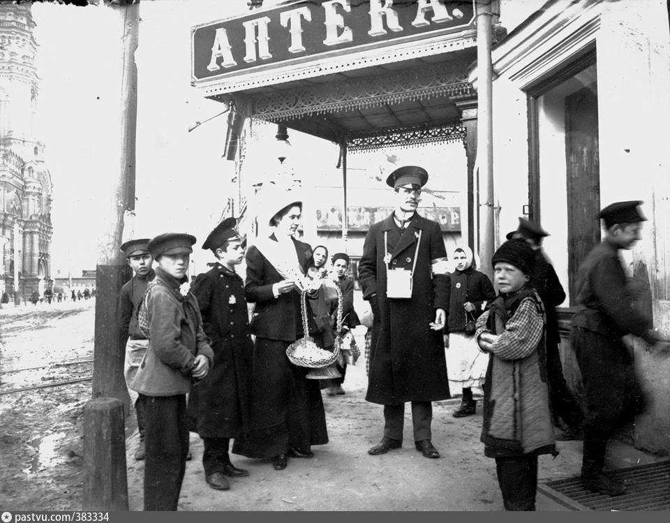 Акция белый вагон. Аптека Бренинга. Акция белый цветок у аптеки Бренингов 1912 года Казань. Арнольд Бренинг и арбузов Казань.