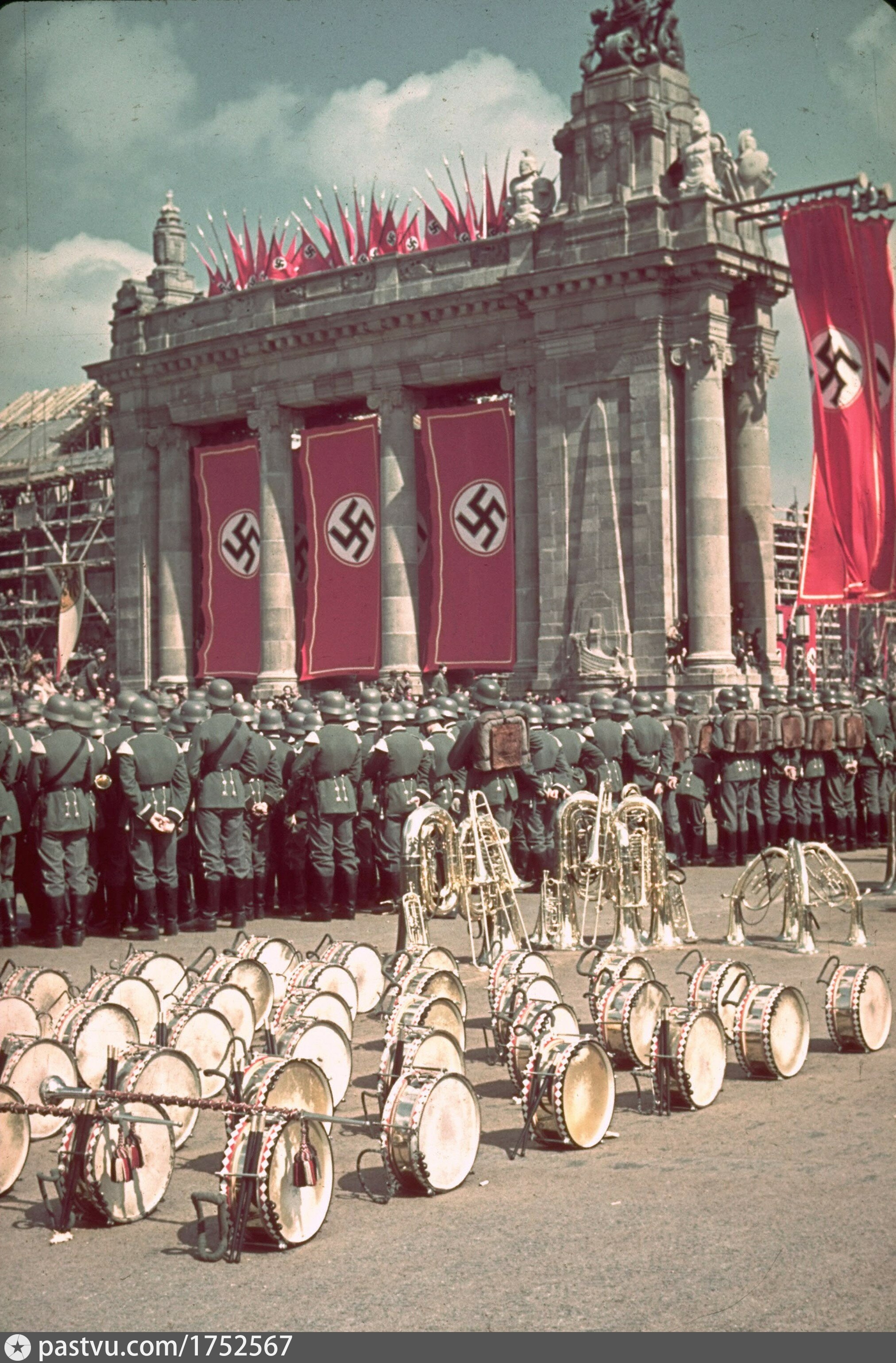 Фашистская германия парад. Бранденбургские ворота в Берлине третий Рейх. Третий Рейх Берлин 1939. Третий Рейх нацистская Германия. Берлин в цвете 1938.