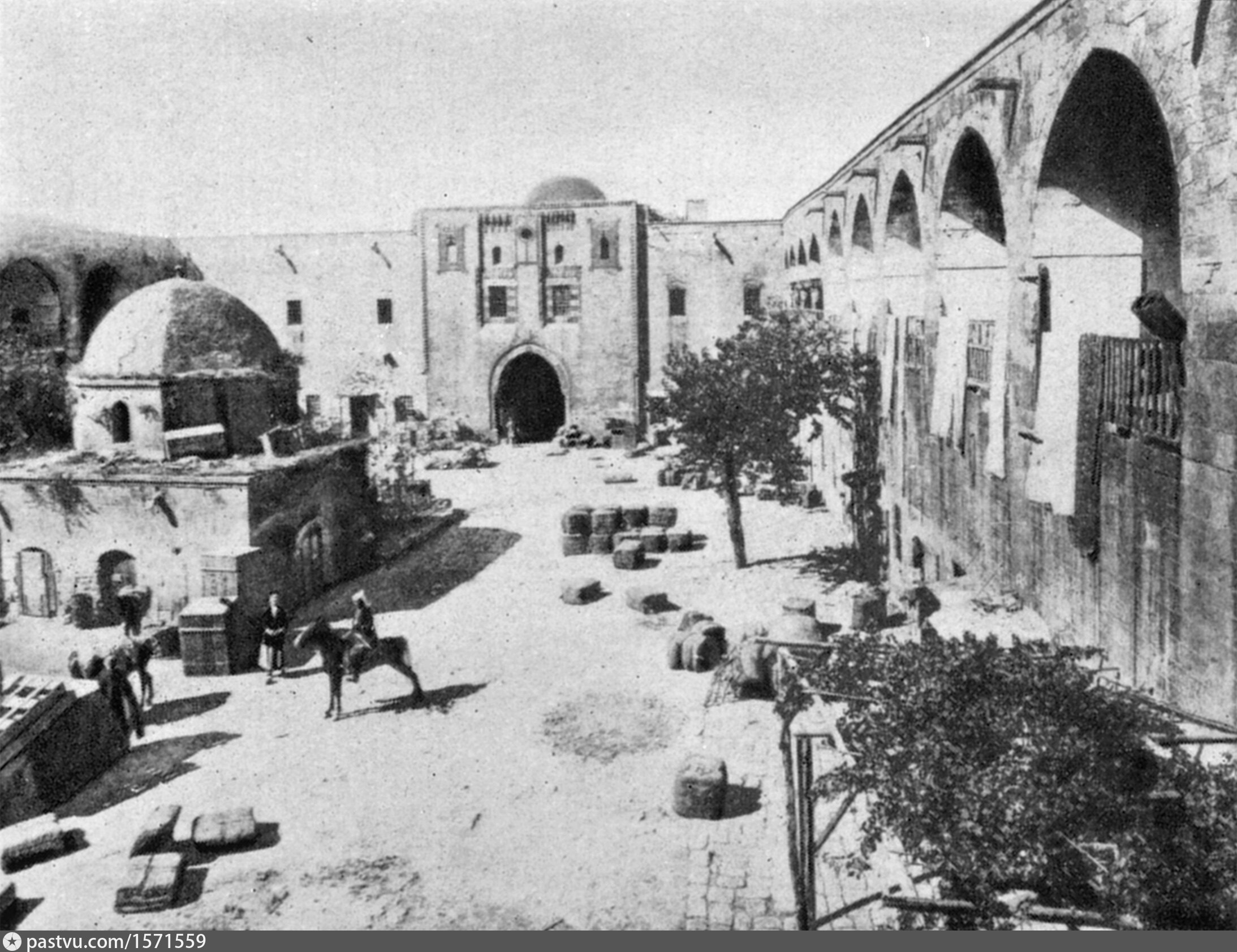 Aleppo. Inner court of Khan al-Wazir Husrev Pasha (Al Wazir caravanserai)