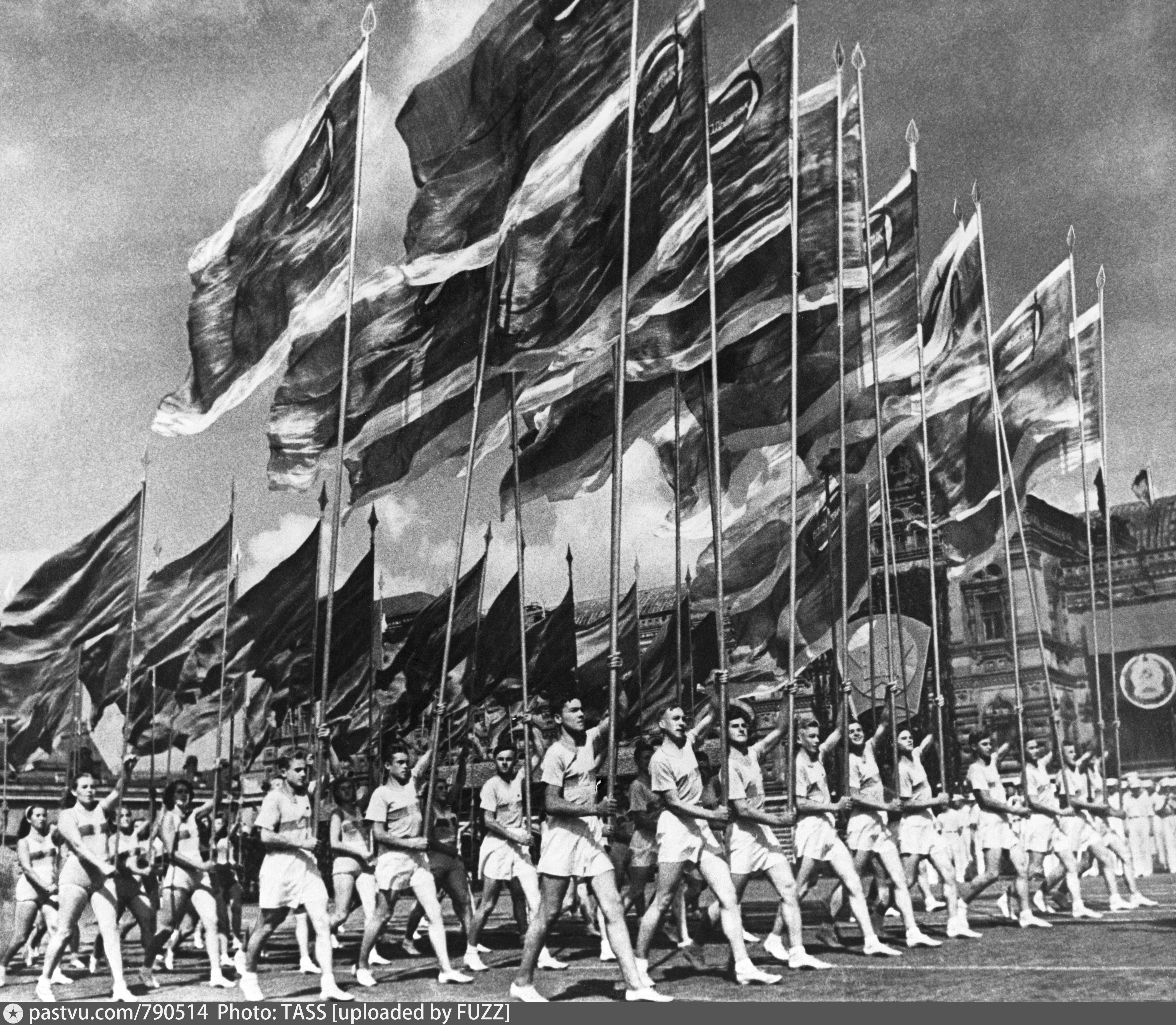 История 1 мая возникновение. Всесоюзный парад физкультурников 1945. Парад физкультурников на красной площади 1945. Парад физкультурников в СССР на 1 мая. Всесоюзный парад физкультурников на красной площади 1937 год.