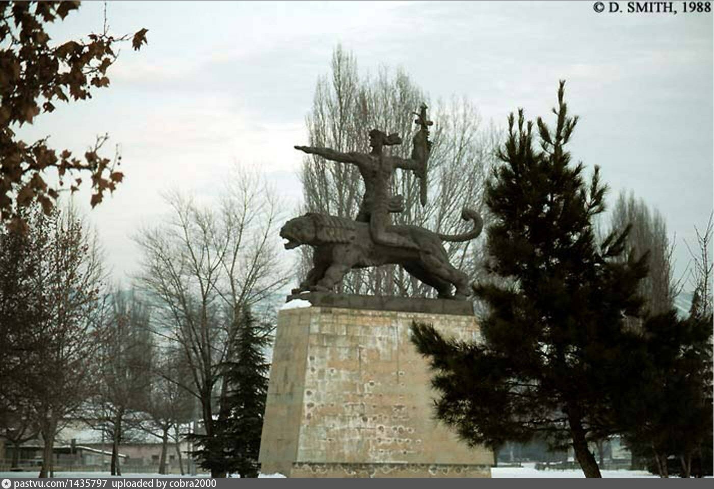 Гори памятники. Монумент Победы в гори.. Памятник в гори. Гори памятник воинам.