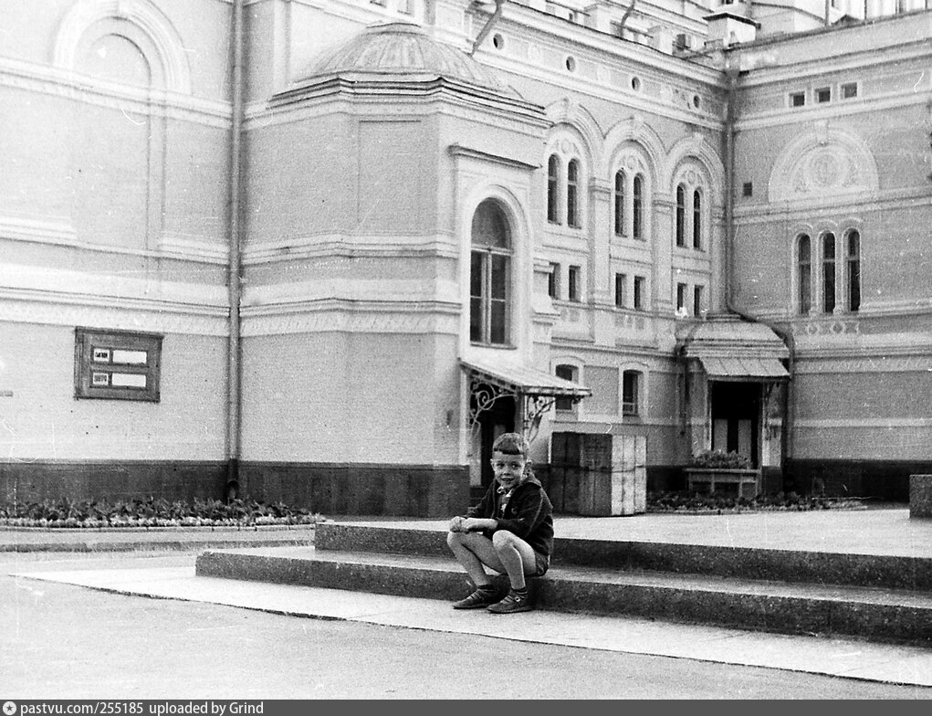 Возле оперного. Петровский возле оперного театра. Банк около оперного театра. Патруль возле оперного театра. Киев 1966.