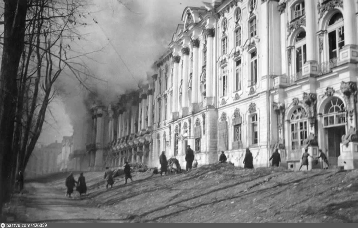 Оккупация пушкина. Екатерининский дворец 1941. Екатерининский дворец 1945. Екатерининский дворец 1942. Екатерининский дворец в Царском селе в годы войны.