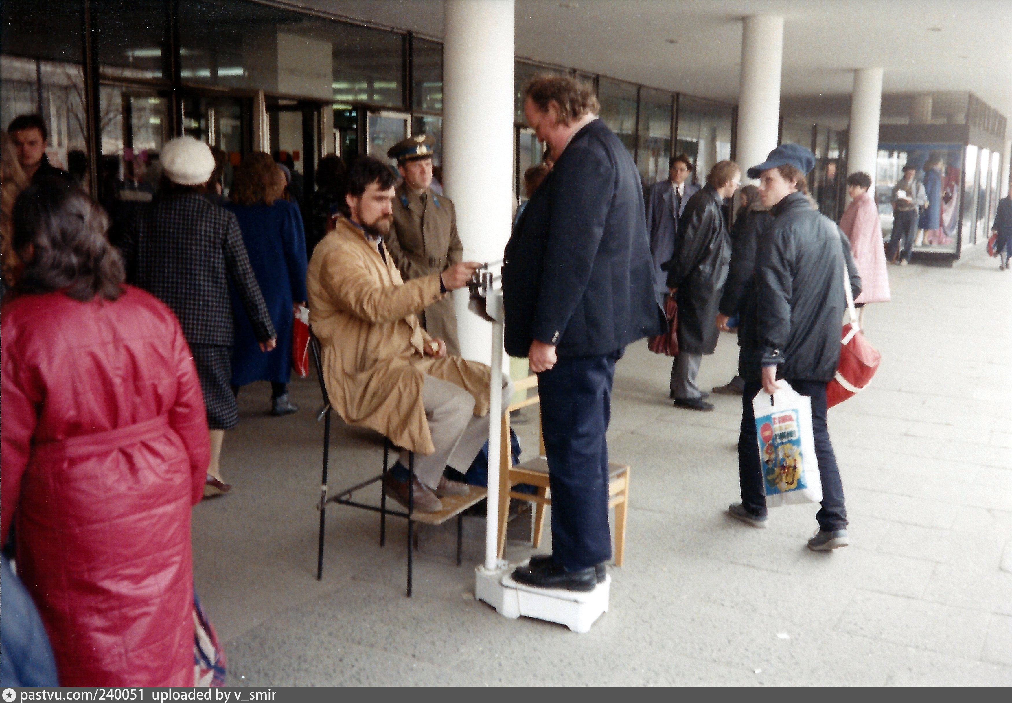 Рекламы 1989 года. Уличные весы в СССР. Очереди 1989. 1989 Год очередь. Прогулка по улицам Москвы 1989 года.