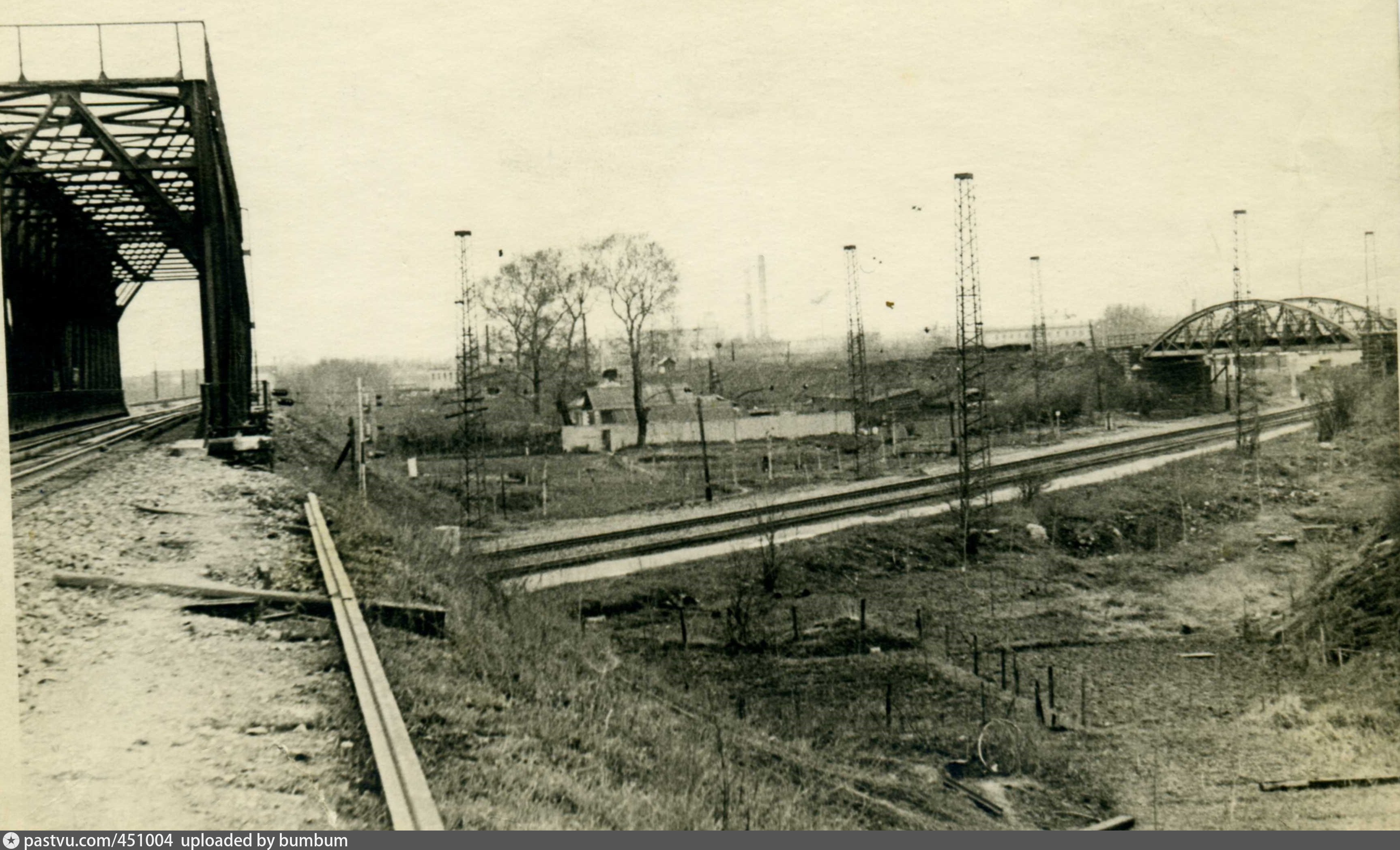 1974 железная дорога. Балашов Железнодорожный мост будка обходчика. Железнодорожные будки СССР. Железнодорожная будка у Шарташского карьера на улице Высоцкого. Старое фото ЖД будка.