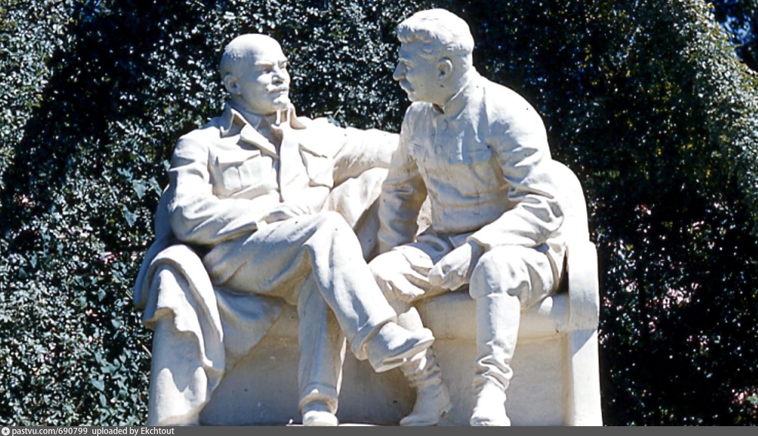 Ленин и Сталин в Горках памятник