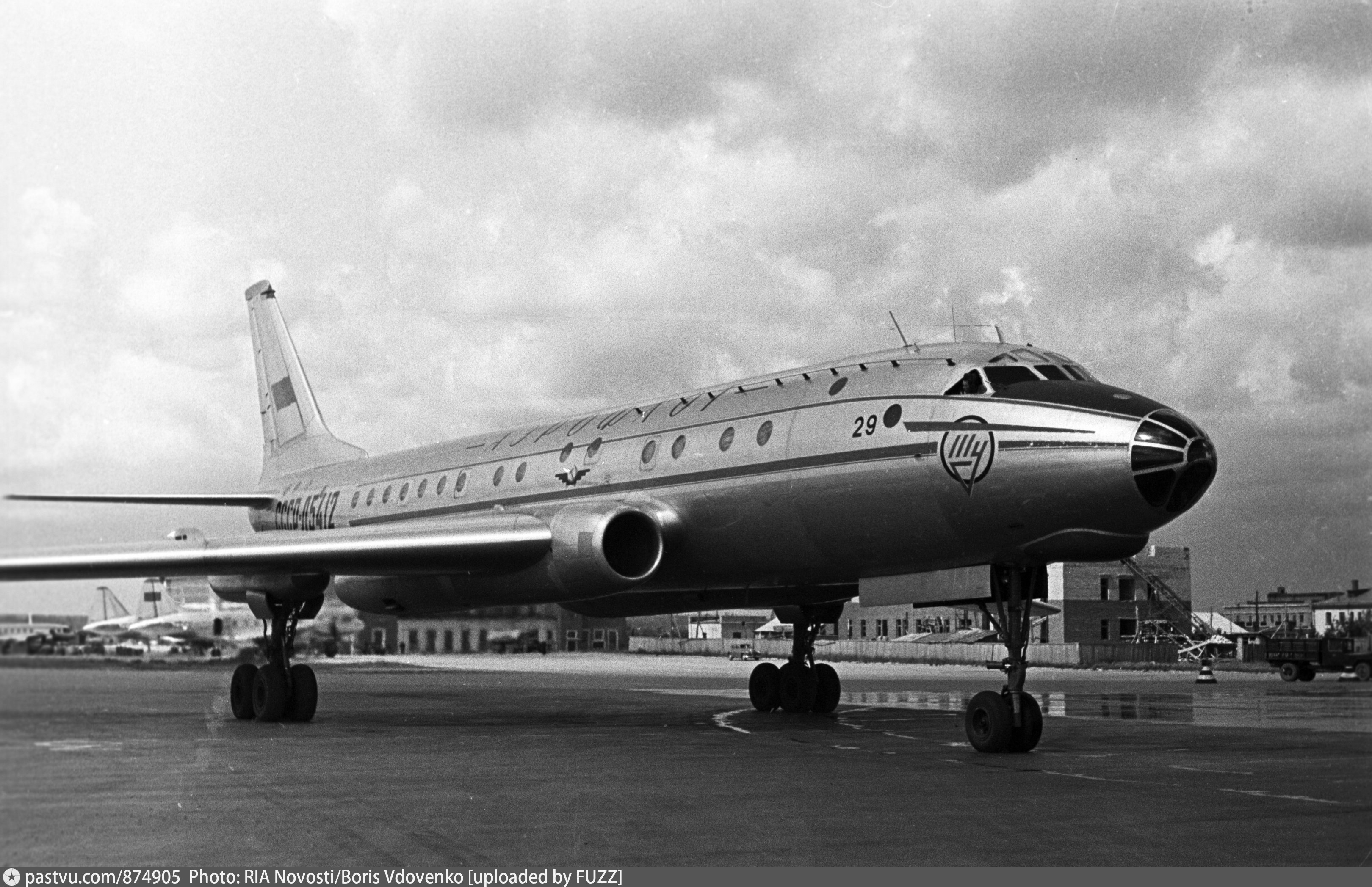 Первый в мире реактивный. Ту-104 пассажирский самолёт. Первый реактивный пассажирский самолет ту-104. Самолет Туполева ту 104. Турбореактивный пассажирский лайнер ту-104.