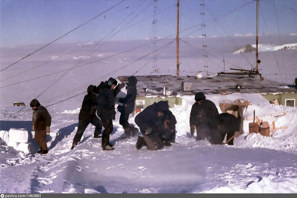 Заготовка снега. Станция Восток 1957. Станция Ленинградская Антарктида. Полярная станция Восток в Антарктиде. Антарктида Полярные станции.