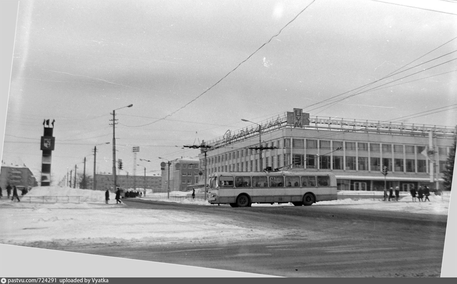 Январь 1974. Киров ЦУМ 1990. Старый ЦУМ Киров. ЦУМ Киров 2000 год. Киров ЦУМ Октябрьский проспект.