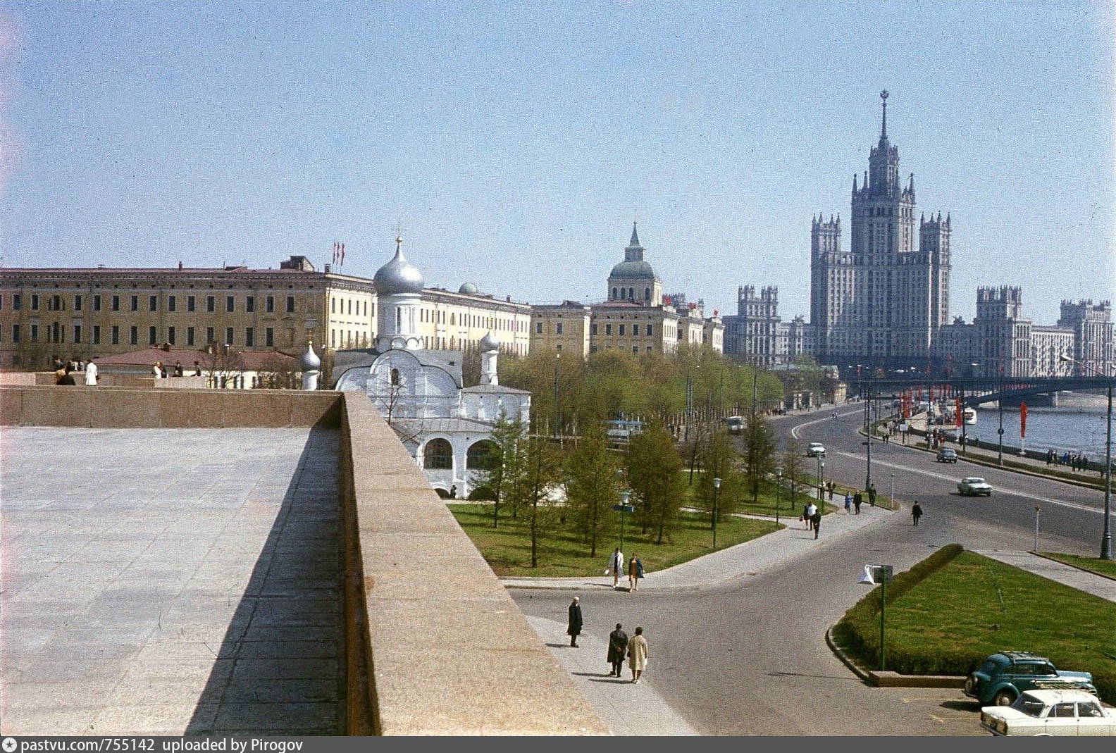 Какая столица советской. Советские столицы. Столица СССР фото. Москворецкая набережная 1976 год. Фото здания 90 градусов.