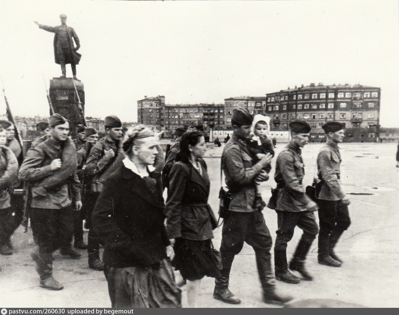 Кировское народное ополчение. Народное ополчение Ленинград 1941. Добровольцы Ленинград 1941. Ленинград Кировская площадь 1941. Ополчение на фронт Ленинград 1941.