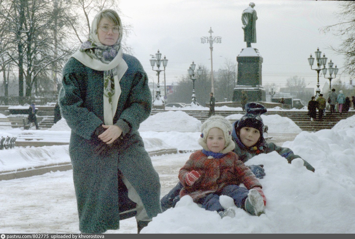 Декабрь 1995. Фон на памятник ребенку. Семья на фоне памятника. Фон на фото на памятник детям.