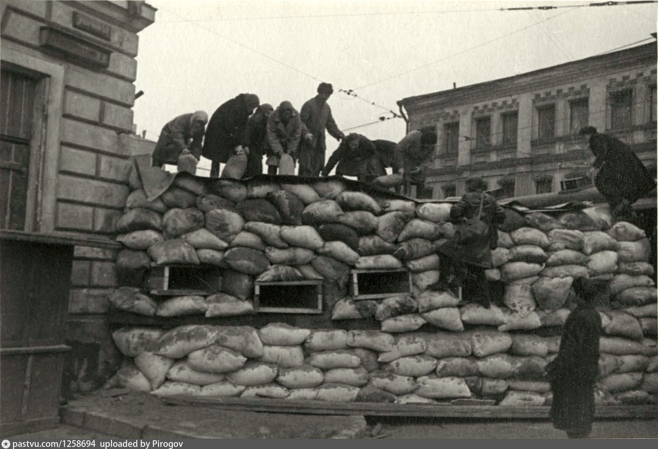 Родились в 1941 году. Баррикада. Баррикады на улице сен-мор. Дети строят баррикады на Украине.