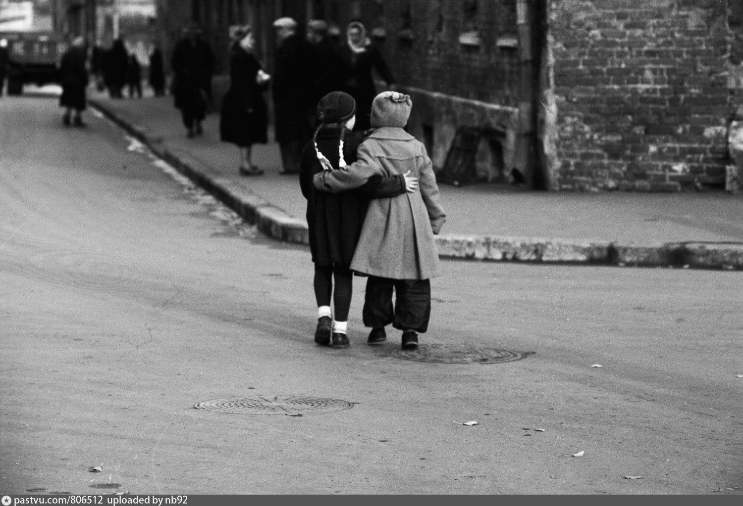 Дети улиц. Шпана на улице. Советские дети обнимаются. Старые фотографии детей на улице. Италия 50-х годов дети на улице.