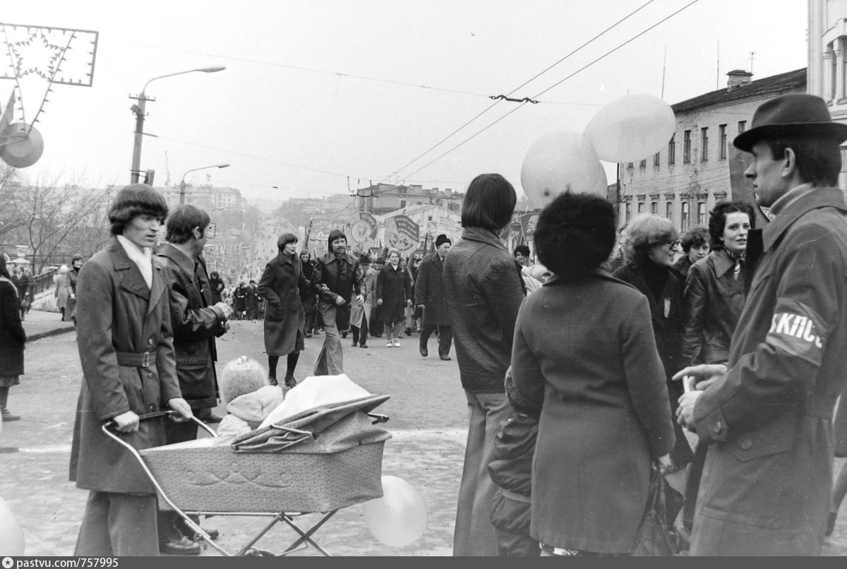 Ноябрь ретро. Первомайская демонстрация 1955 Жуков. Первомайская демонстрация 1979 Шахтинская обувная фабрика. Первомайская демонстрация Прибалтика 1946. Демонстрация 1979.