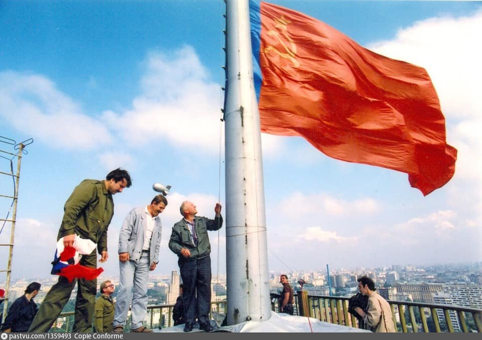 Стать государственный. Москва август 1991. Знамя России над белым домом. Смена флага. Смена флага 1991.