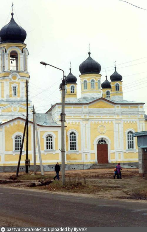 Петербург крестцы. Храм Святой Троицы Крестцы. Церковь в Новгородской области в Крестцах. Храм Святой Троицы Крестцы Новгородской области. Троицкая Церковь в Крестцах.