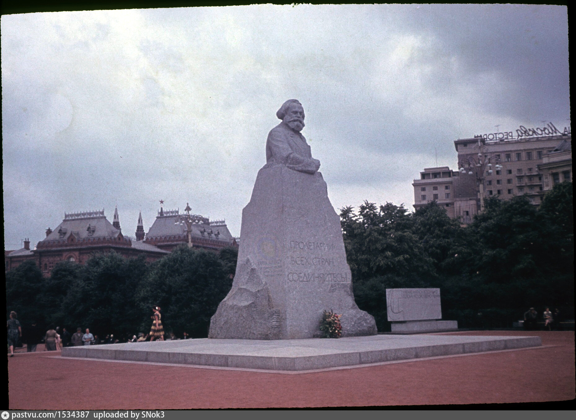 памятник марксу а москве