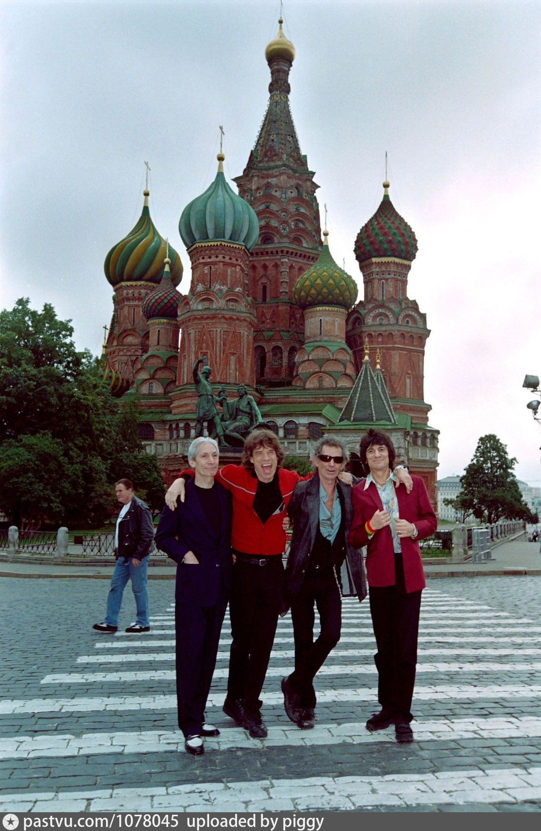 Москва 19 августа. Rolling Stones в Москве 1998. Храм Василия Блаженного Москва 90-х. Роллинг стоунз в Москве. Роллинг стоунз 90е.