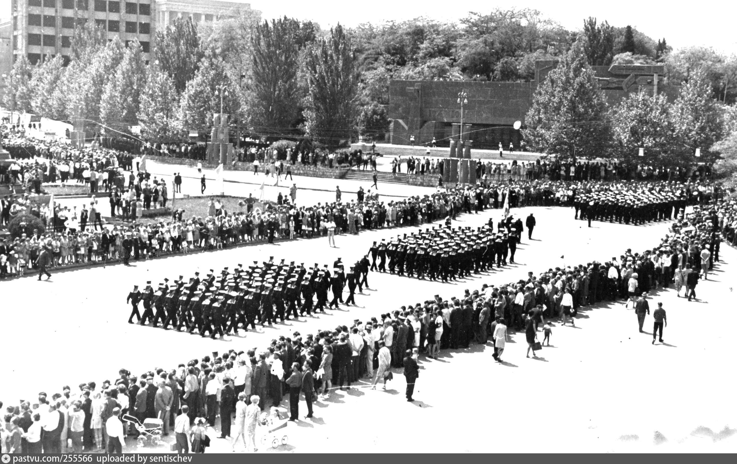 Нахимова 2 севастополь. Площадь Нахимова СССР. Шествие ветеранов на 9 мая 1970. Танцы на площади Нахимова Севастополь 1944 год. Празднование дня Победы в Севастополе в 1976 году.