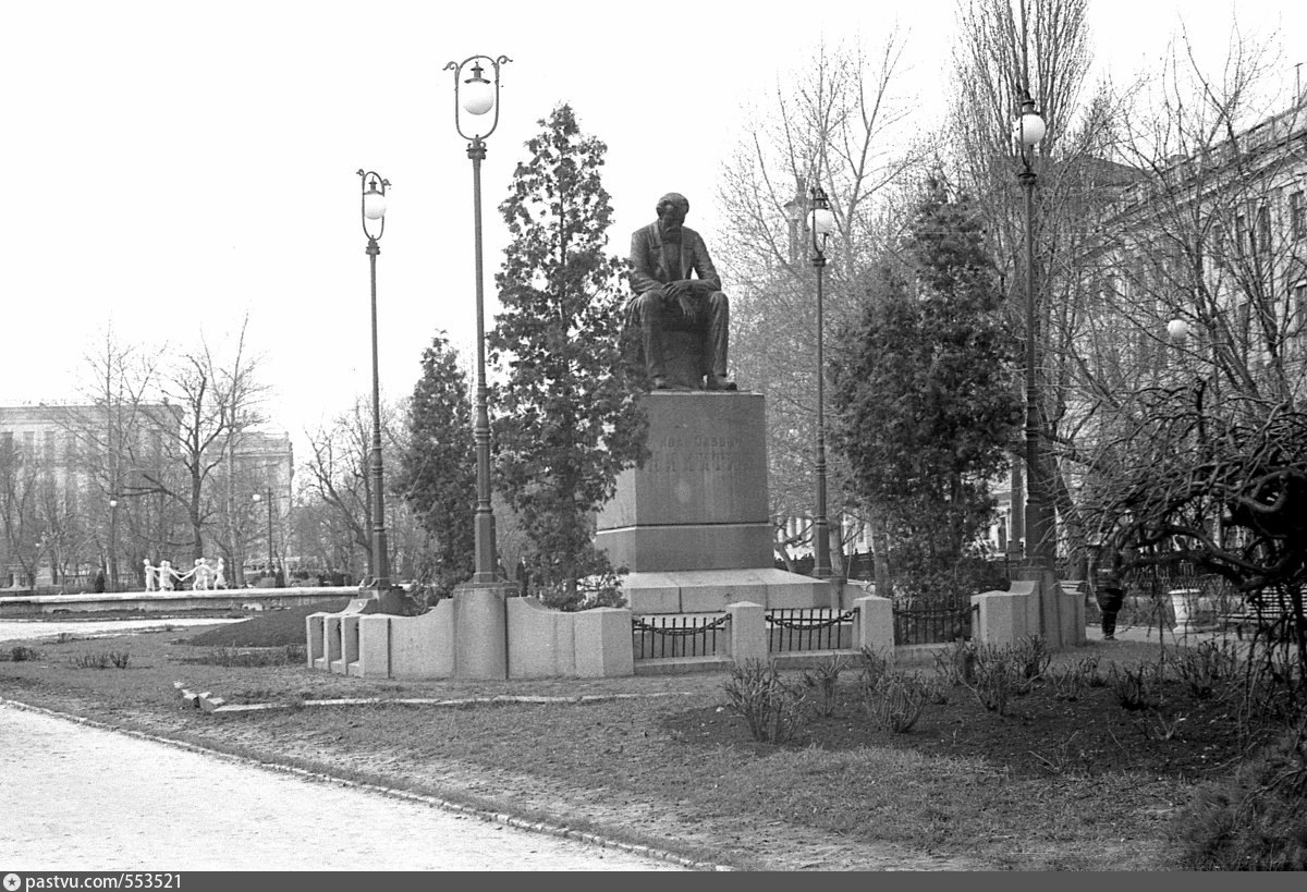 Памятников xx века. Памятник Никитину в Кольцовском сквере. Старый Воронеж Кольцовский сквер. Памятники Кольцову и Никитину в Воронеже. Открытие памятника Никитину в Воронеже.