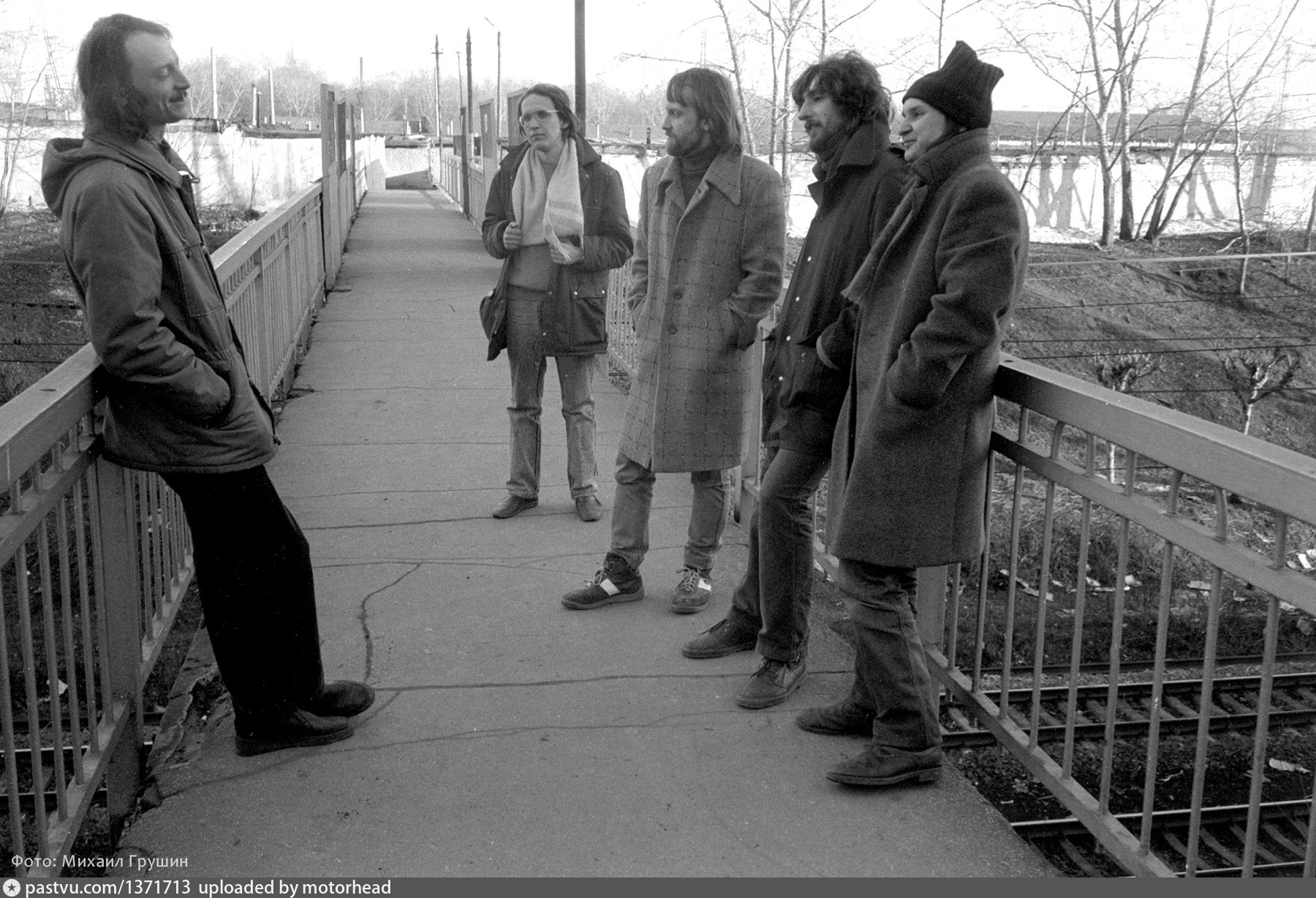 Оптимальная группа. Апрель 1988. Московская рок-лаборатория. Оптимальный вариант картинка. Черно-белые фото группы анонс 1988 года.