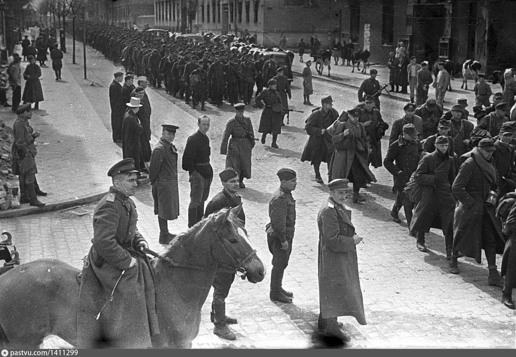 Восточная пруссия 1945. Восточная Пруссия Кенигсберг. Восточная Пруссия 1945 пленные. Пленные немецкие солдаты 1945 Кенигсберг. Инстербург 1945.