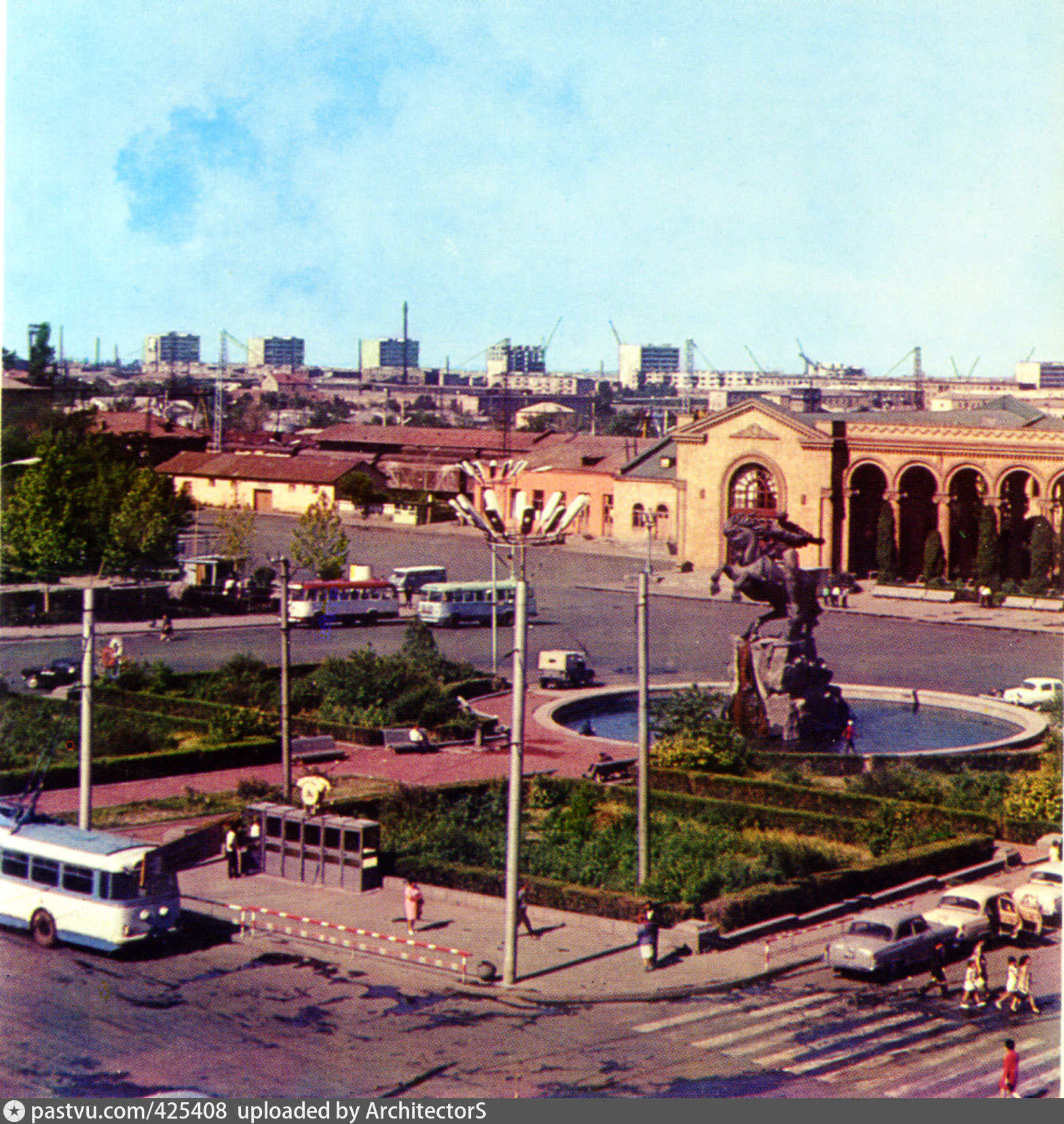 Станция ереван. Ереван Вокзальная площадь. Вокзал Ереван старый.