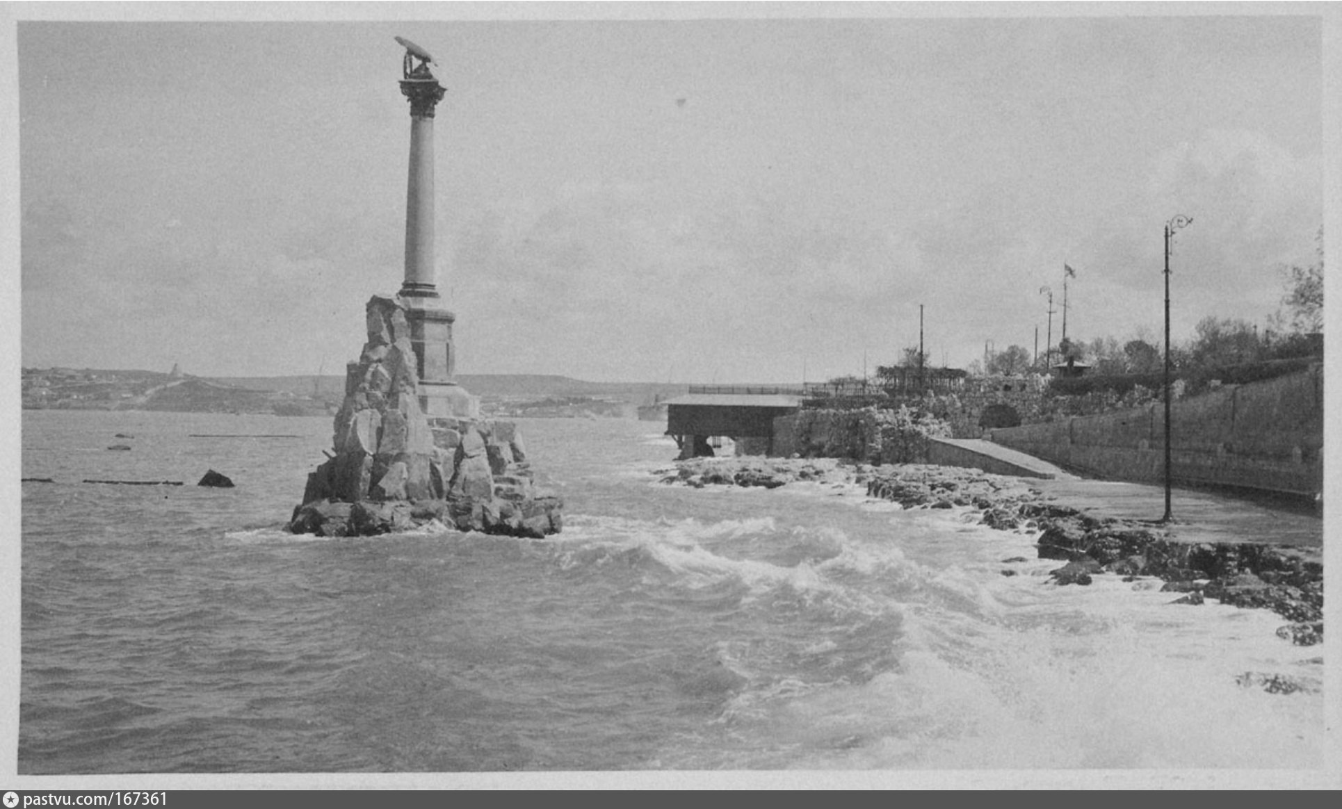 Памятник затопленным кораблям в Севастополе во время войны