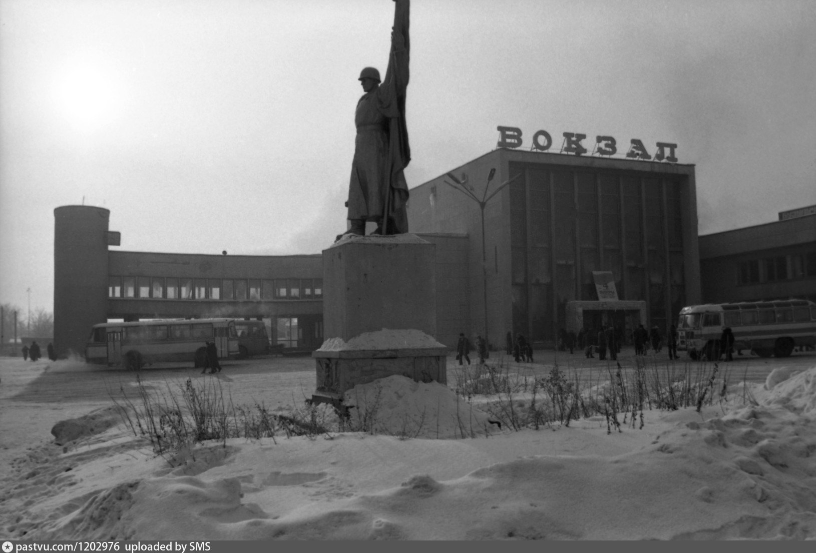 Привокзальная площадь оренбург. Памятник воину на Привокзальной площади Бузулук. Памятник солдату на Привокзальной площади Бузулук. Фото центральной площади в городе Бузулук. Какой памятник стоял на Привокзальной площади города Оренбурга в 1970.