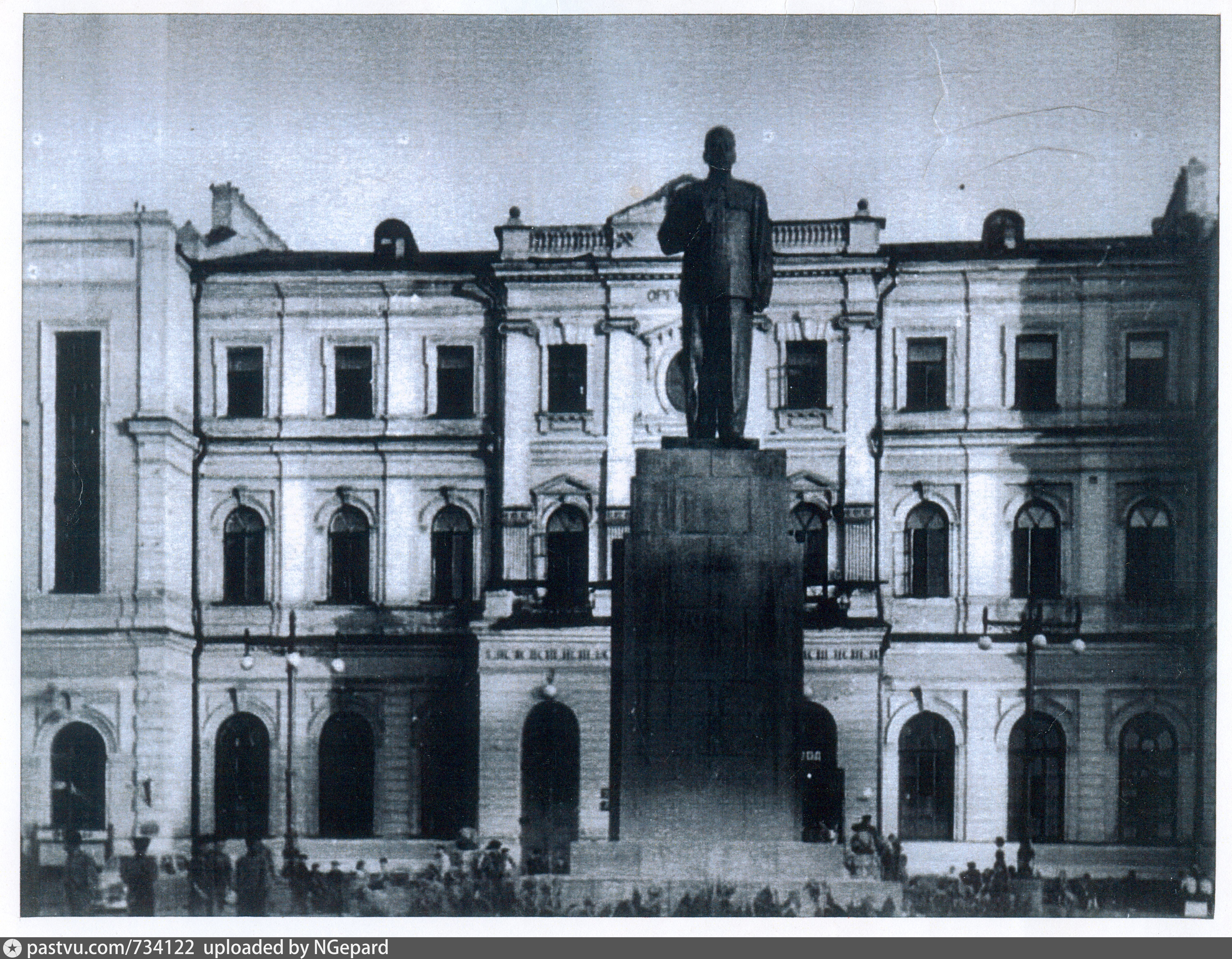 Оренбург 1960. Памятник Сталину в Оренбурге на вокзале. Памятник Сталину на Привокзальной площади. Вокзал Оренбург 1920. Вокзал Оренбург 1900.