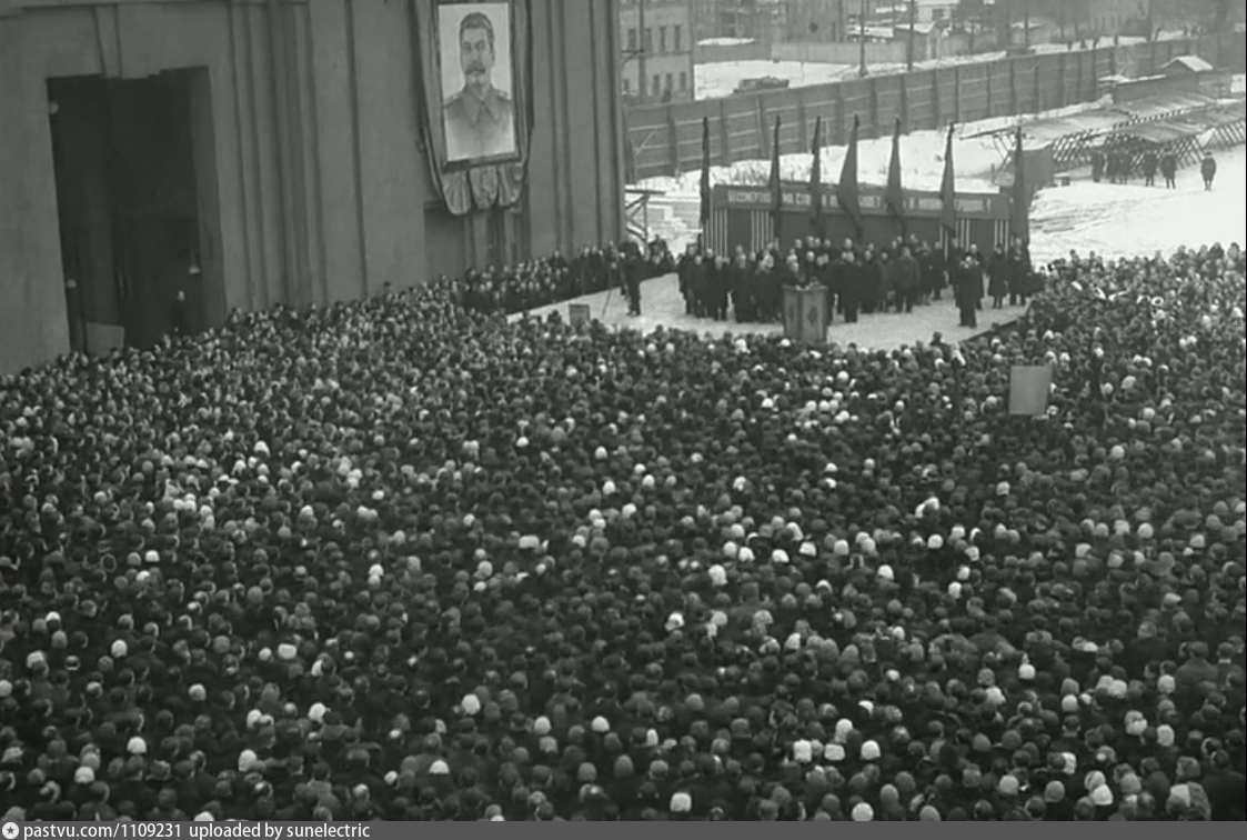 Давка на похоронах сталина сколько. Похороны Сталина 1953. 1953 Москва похороны Сталина. Похороны Сталина Хрущев Маленков Берия. Смерть Сталина 1953.