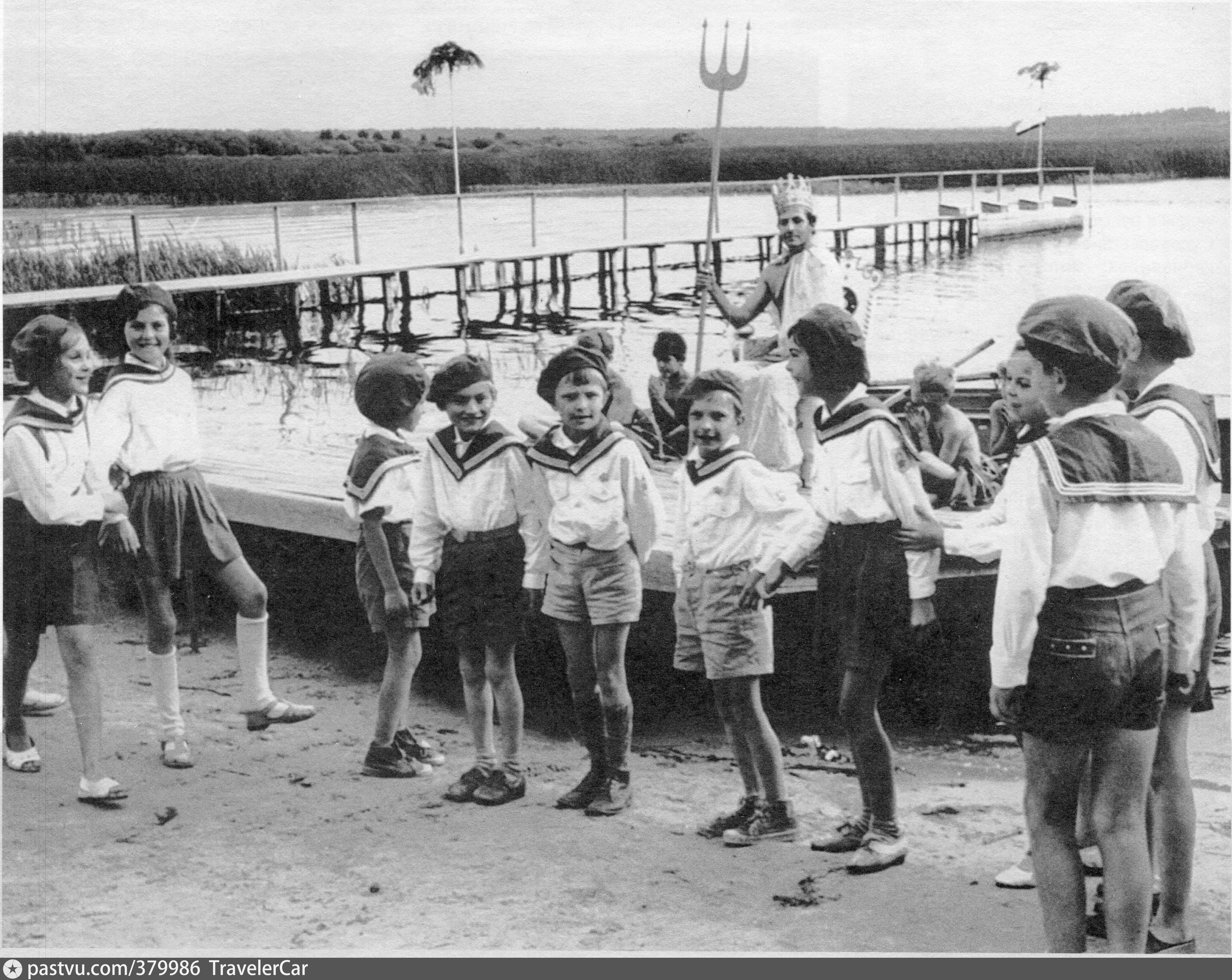 Старые фото пионерских лагерей. Пионерский лагерь Известий синева. Лагерь синева Известия. Пионерский лагерь синева газеты Известия. 1975 Лагерь пионерлагерь.