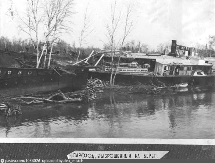 Берега пароход. Лодочная станция гольяны. Затопленный пароход на берегу Томи. Ход пароход в тюрьме. Пароход в Затоне у Формосово.