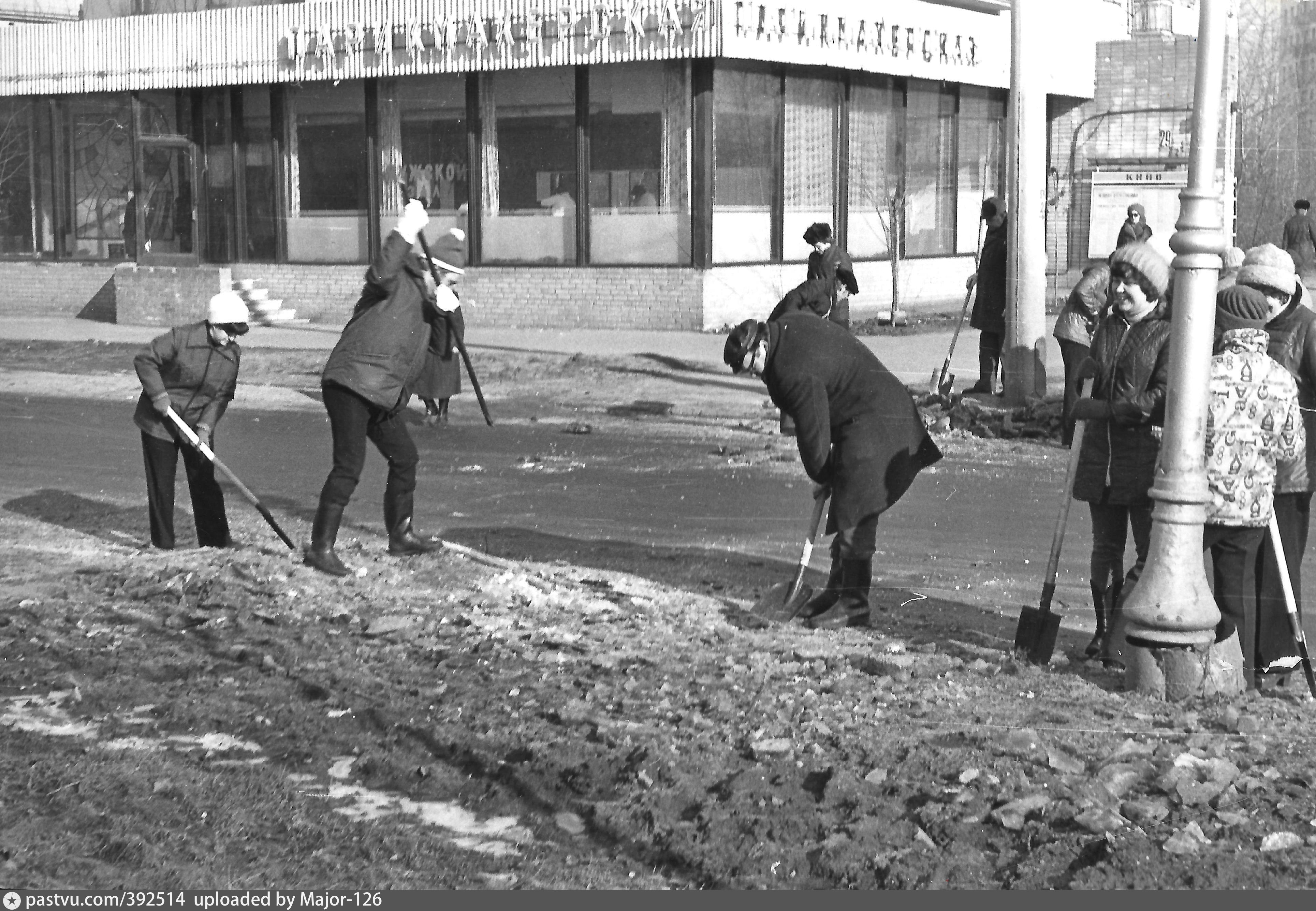 Во время субботника заводом было. Сиреневый бульвар стройка СССР. Ленинский субботник в СССР. Ленинский Коммунистический субботник. Сиреневый бульвар 1975.