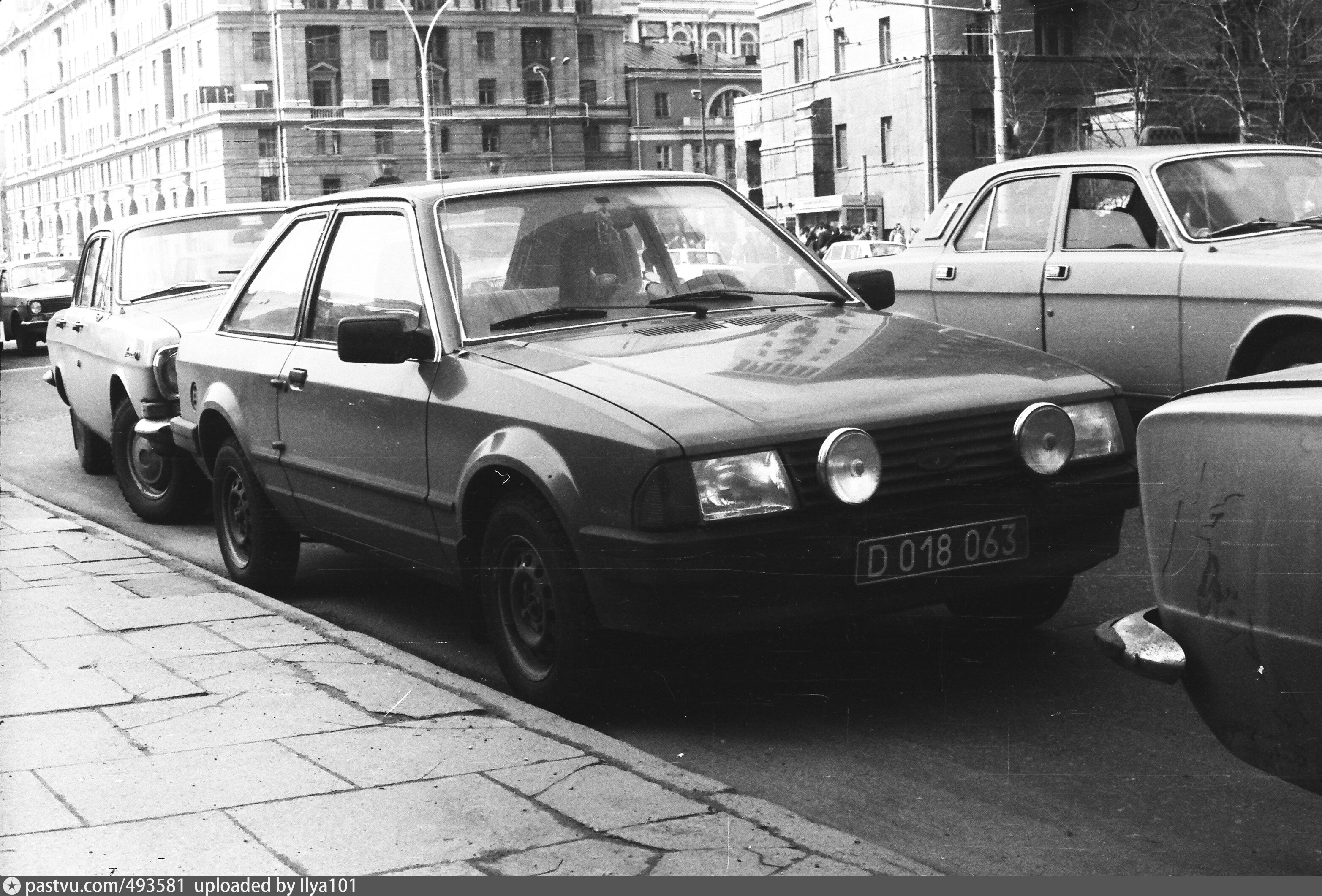 Автомобили автомобили буквально все заполонили. Иномарки в СССР. Иностранные автомобили в СССР. Иномарки в Советском Союзе. Первые иномарки в СССР.