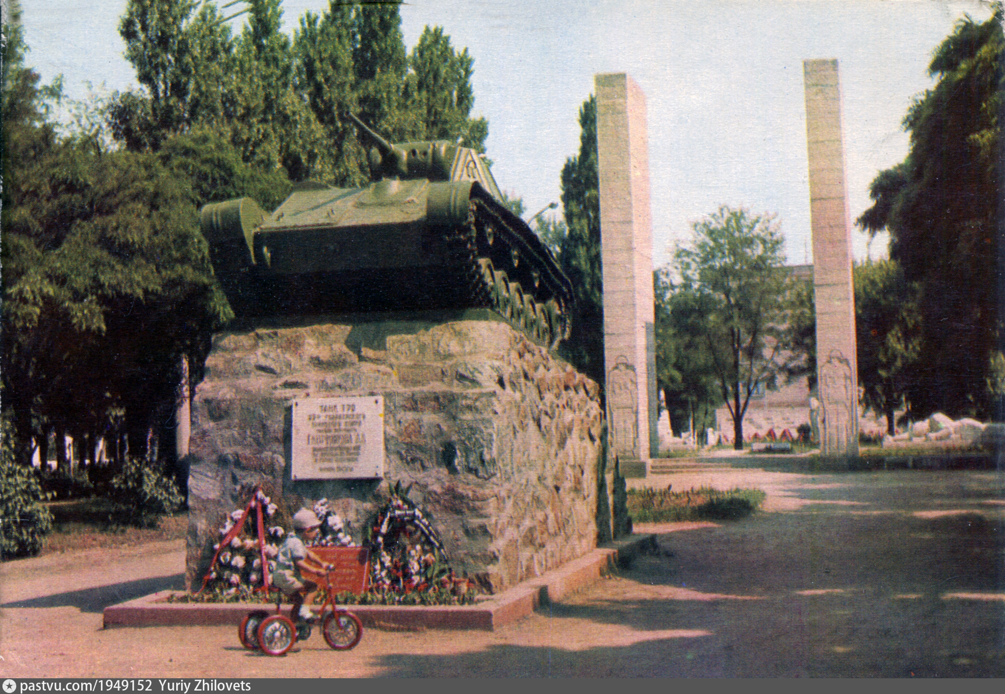 Памятник в честь освободителей минска. Братское кладбище Мелитополь. Танк Мелитополь памятник.