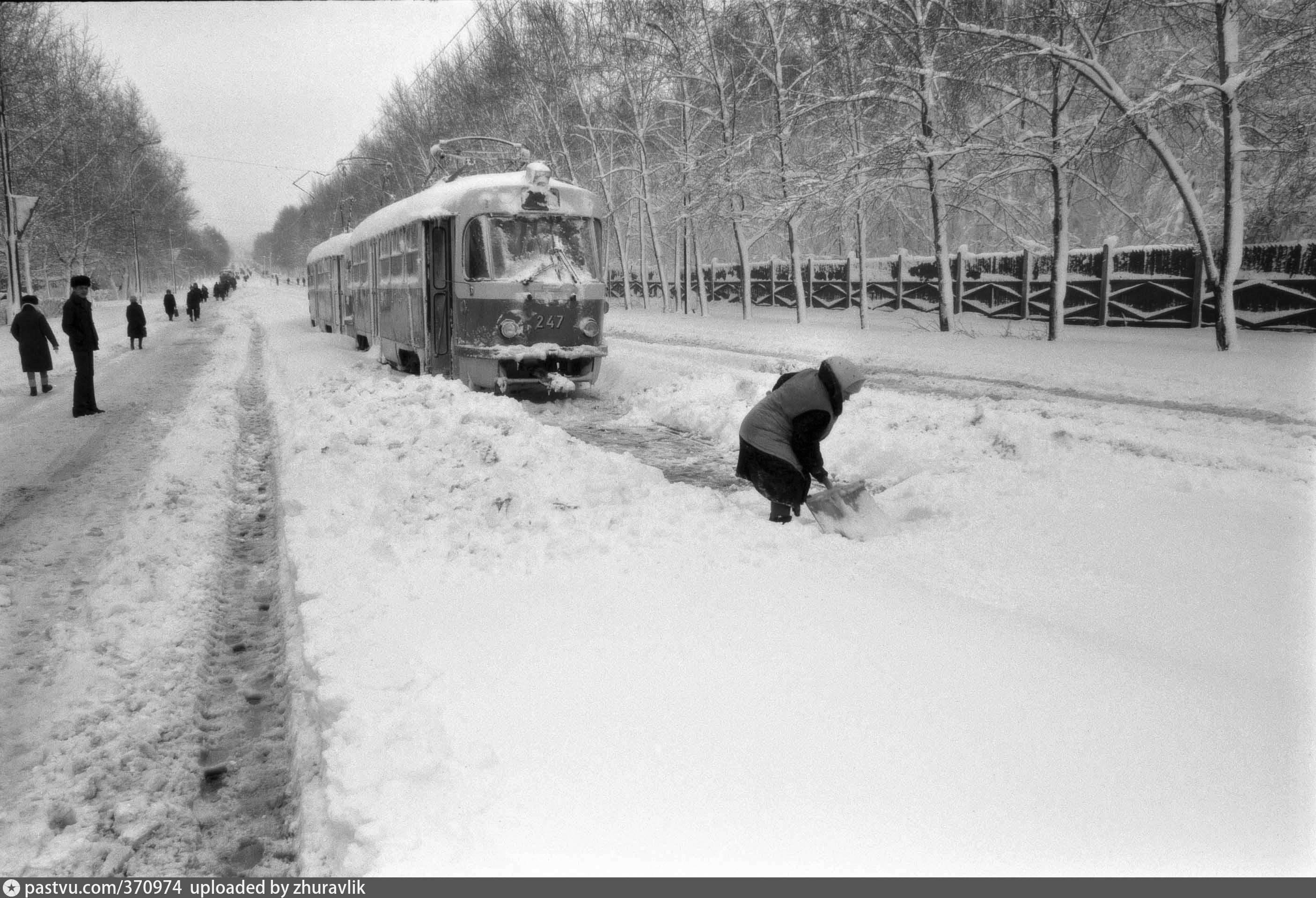 Е зим. Свердловск 90-е. Снегопад в Свердловске 2 мая 1984. Свердловск 80-е годы. 2 Мая 1984 Свердловск.