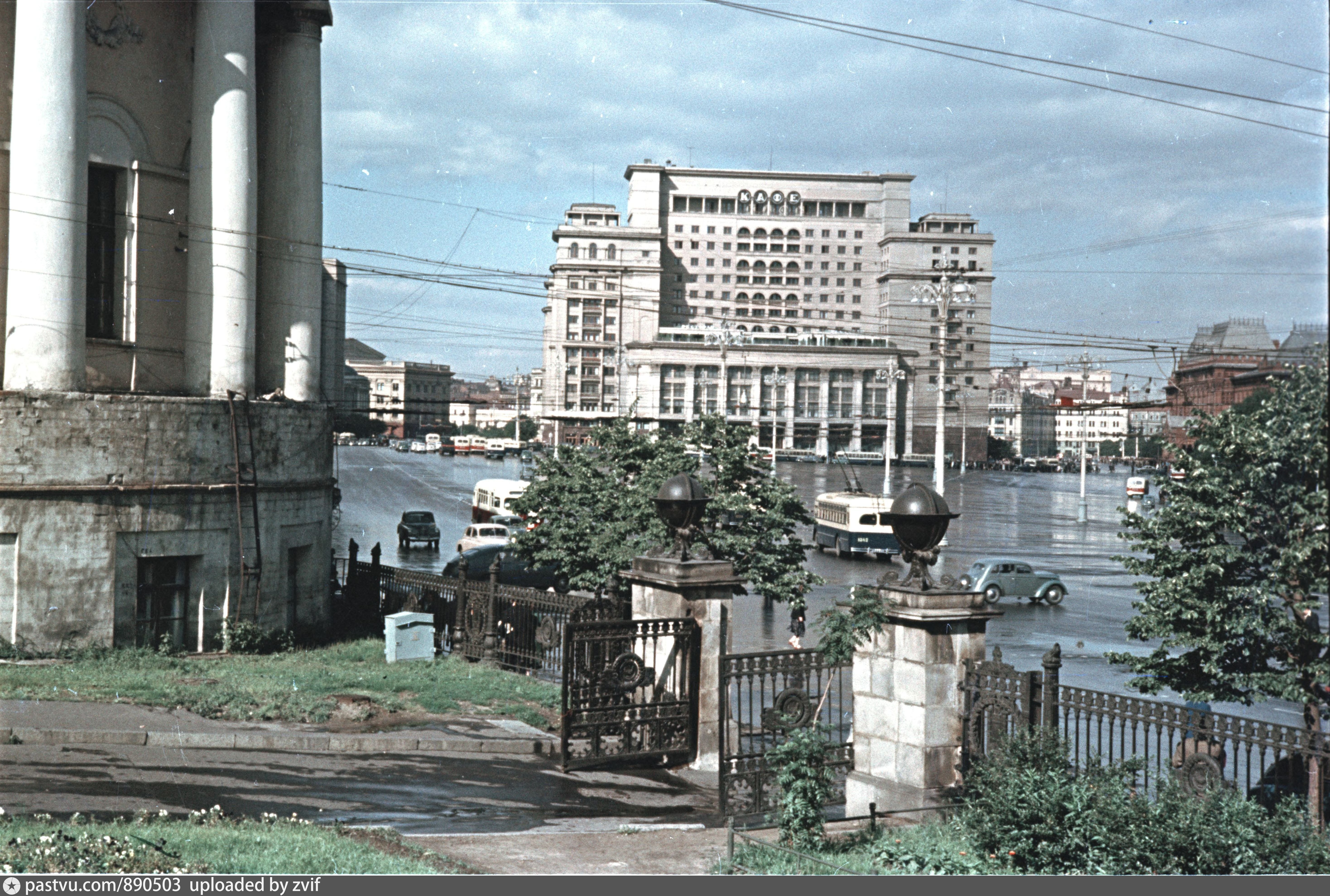 Советские фото городов. Архитектура СССР В фотографиях семена Фридлянда. Москва СССР 1950.