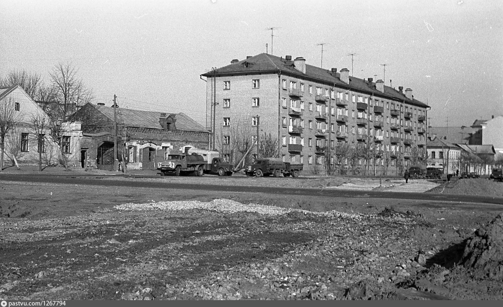 Первая половина 1980. Улица Желябова дом 57. Охотничья улица в 1975. Старые фото переулок Желябова. Вологда улица Октябрьская нечётная сторона в первой половине 20 века.