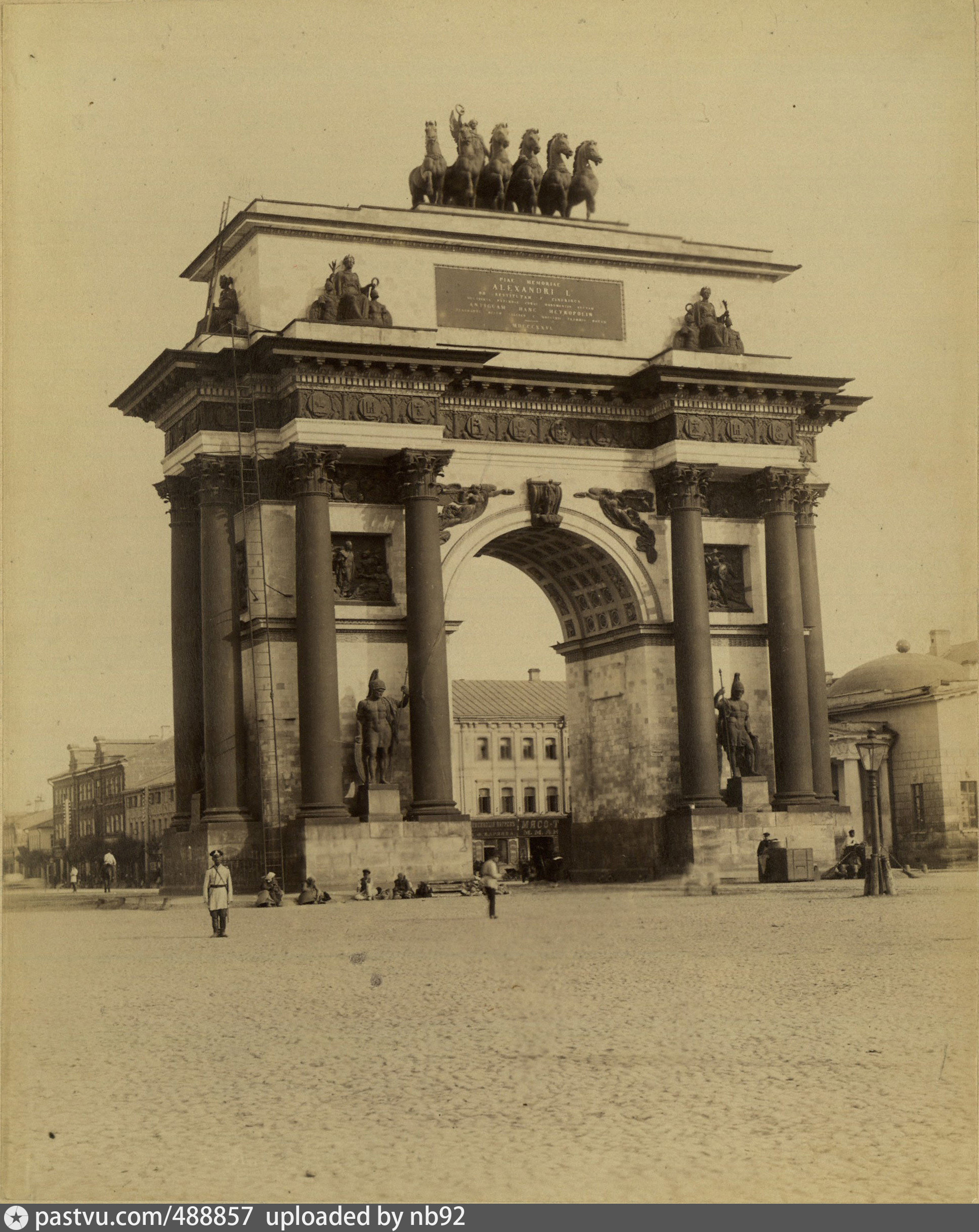 Когда была построена триумфальная арка. Триумфальная арка 1812. Триумфальные ворота на площади Тверская застава. Триумфальная арка Тверская застава. Московские триумфальные ворота (Триумфальная арка).