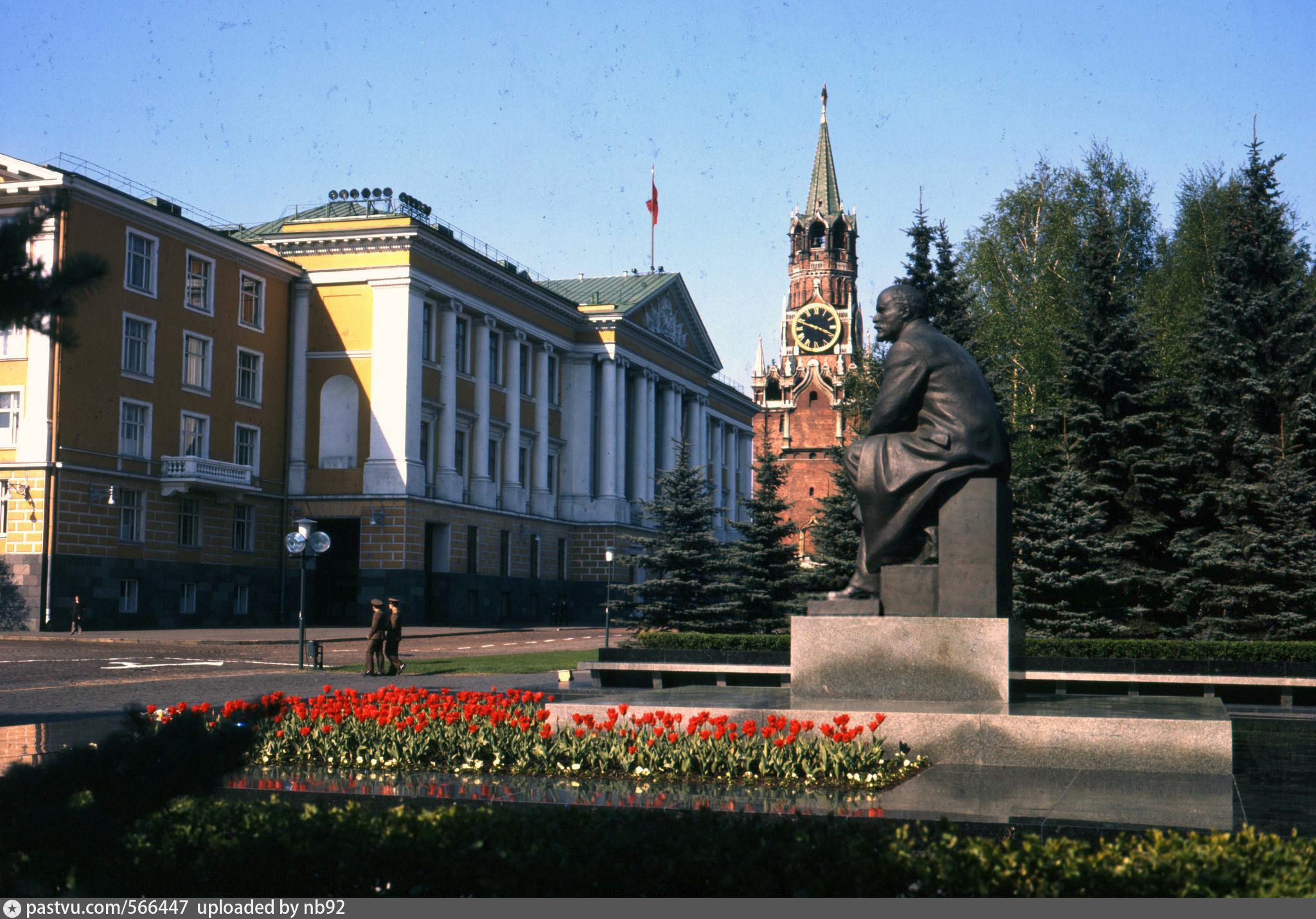 Памятник Ленину в Кремле горки Ленинские