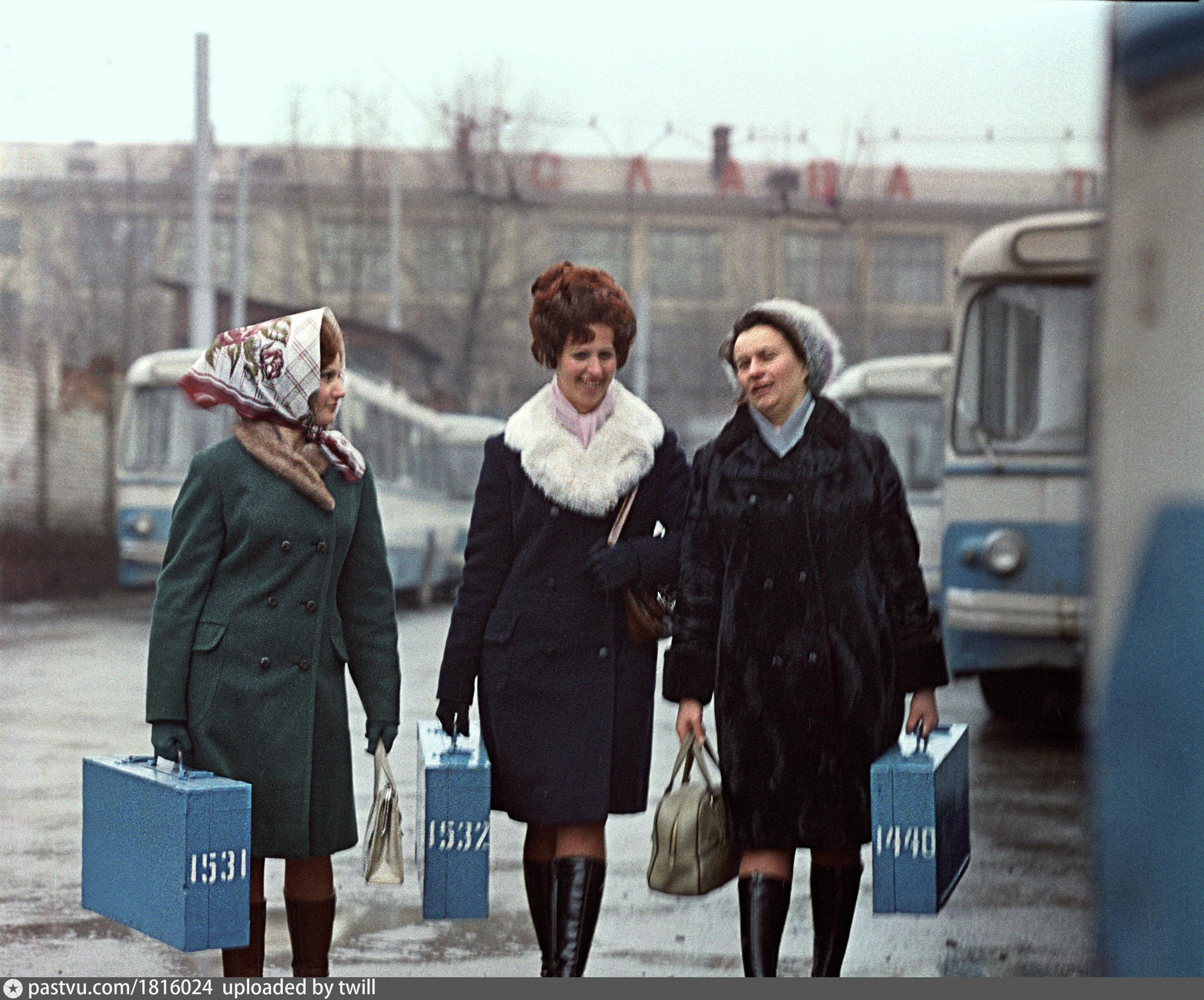 1975. Женщины СССР. Советские люди зимой. Советские женщины зимой. Советский человек зимняя одежда.