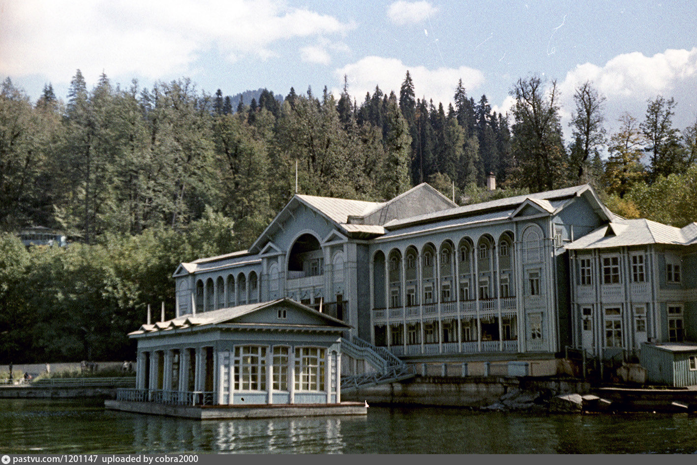 абхазия дача сталина на озере рица