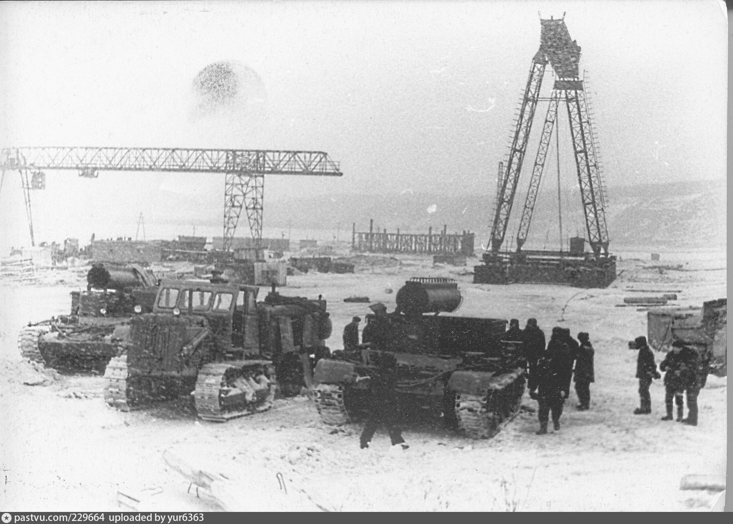 Строительство комсомольска. Комсомольск-на-Амуре 1932 года. Комсомольск на Амуре стройка первой Пятилетки. Комсомольской стройки Комсомольск на Амуре. Комсомольск на Амуре мост через Амур 1970.