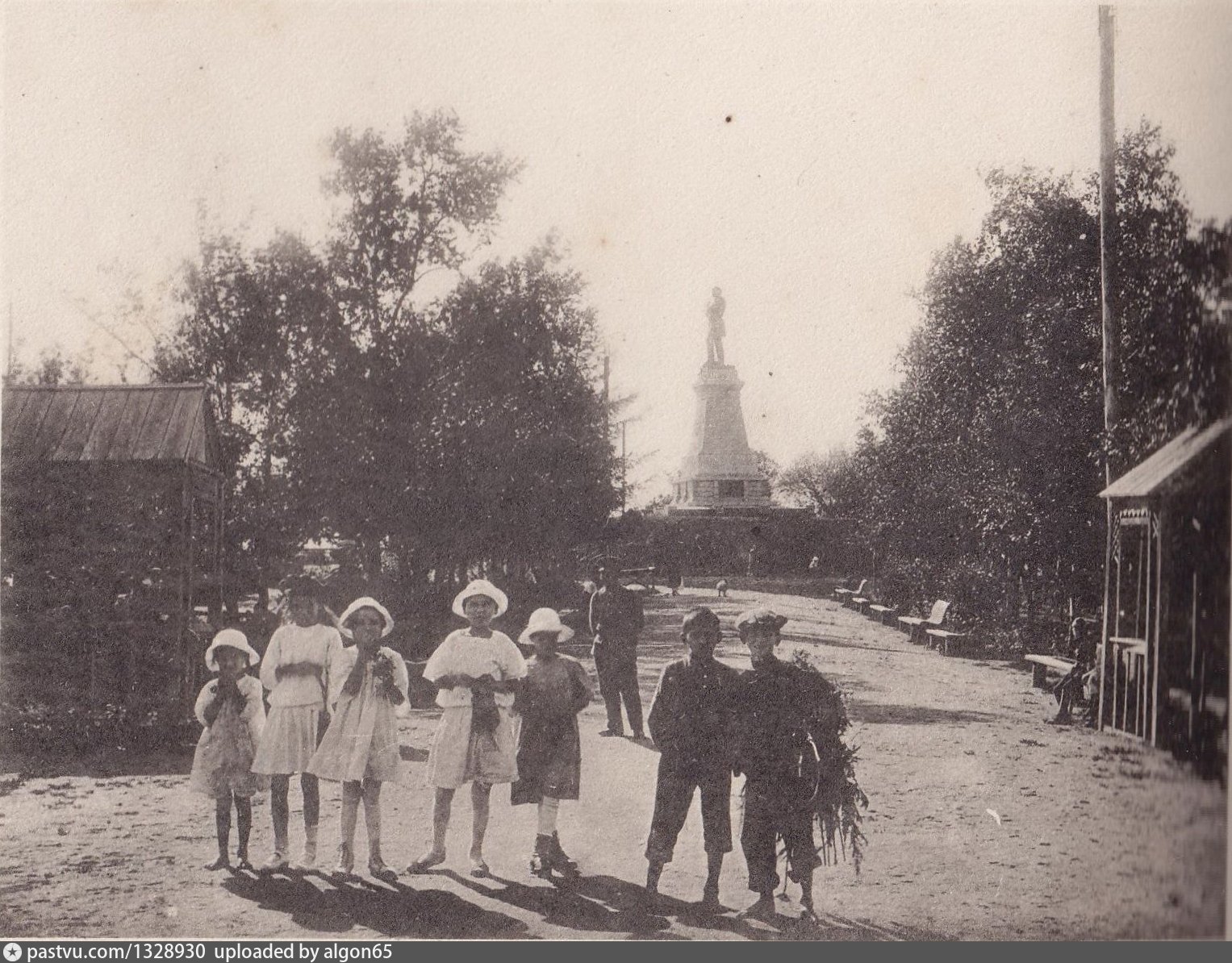 Расцвела смородина в городском саду текст песни. Песня в городском саду. Усть Лабинск старые фотографии города. Расцвела смородина в городском саду. Картинка к песне в городском саду.