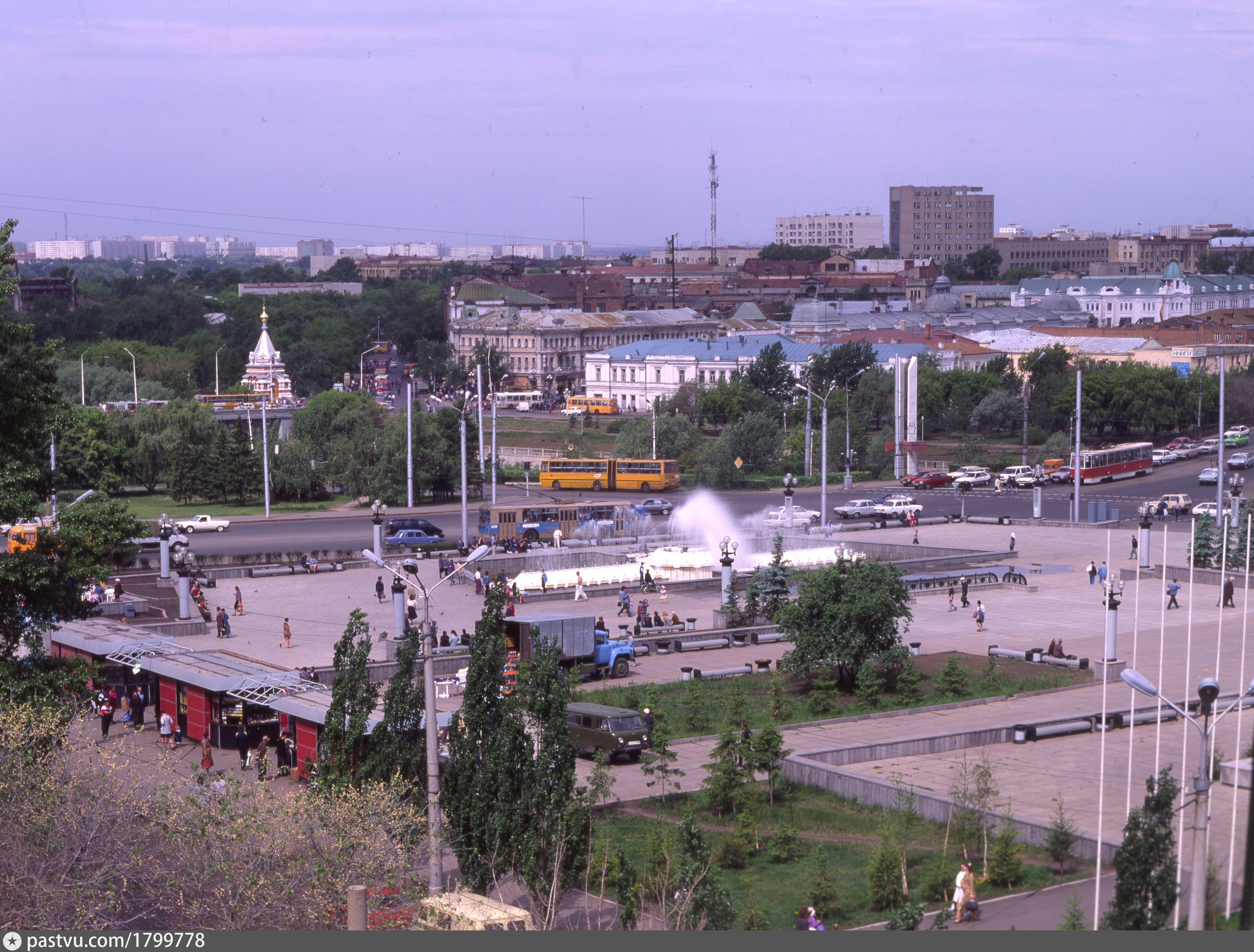 Институтская площадь омск. Театральная площадь Омск. Омск 1995. Площадь перед театром. Омск сейчас.