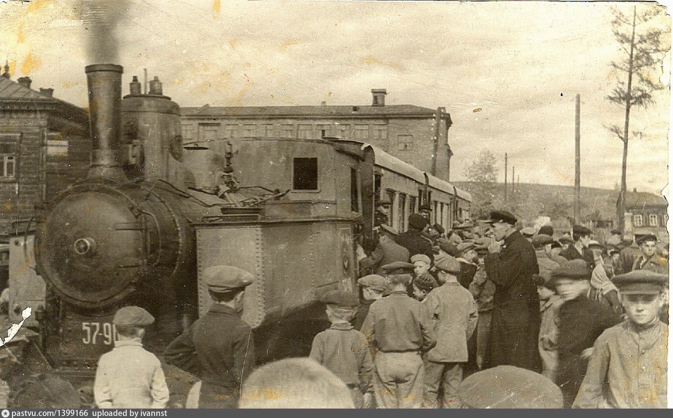 Поезд 50 прибытие. Паровоз Яшка Усолье-Сибирское. Сибирская железная дорога 19 век Иркутск. Депо ДЖД Иркутск. Иркутск в годы войны железная дорога.